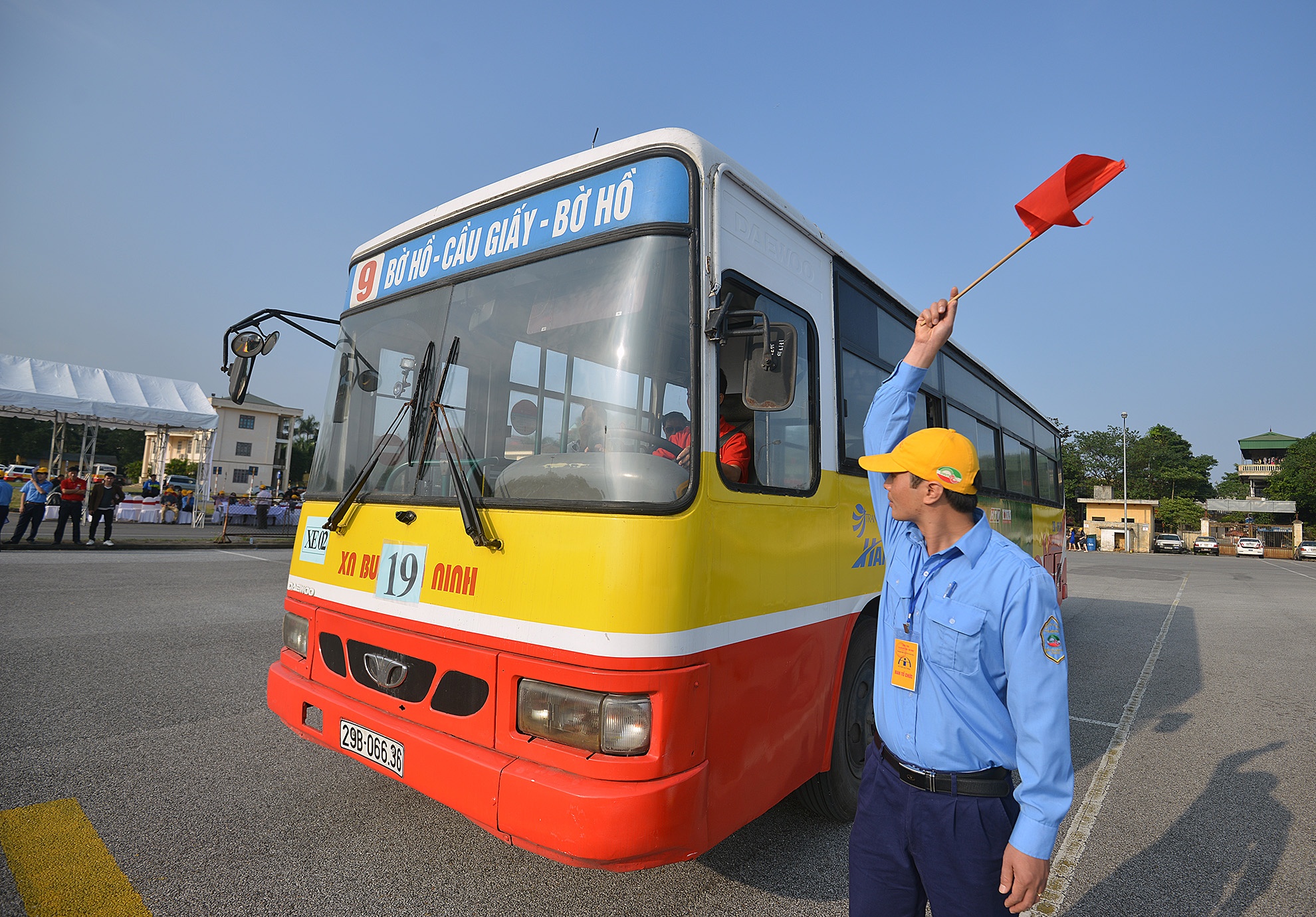 Tai xe xe buyt Ha Noi the hien tai nang hinh anh