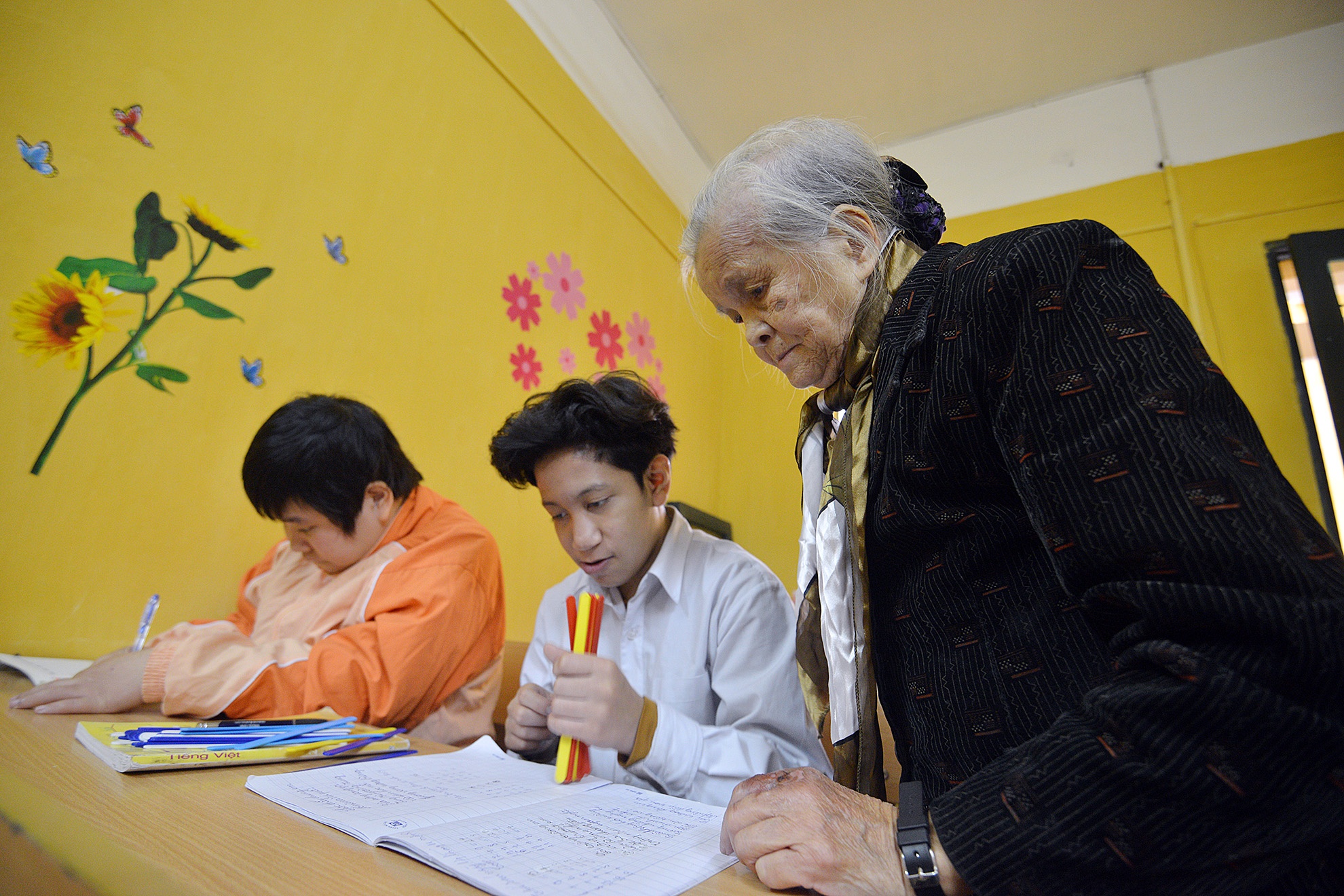 Lop hoc dac biet cua ba giao cong dan uu tu 82 tuoi hinh anh