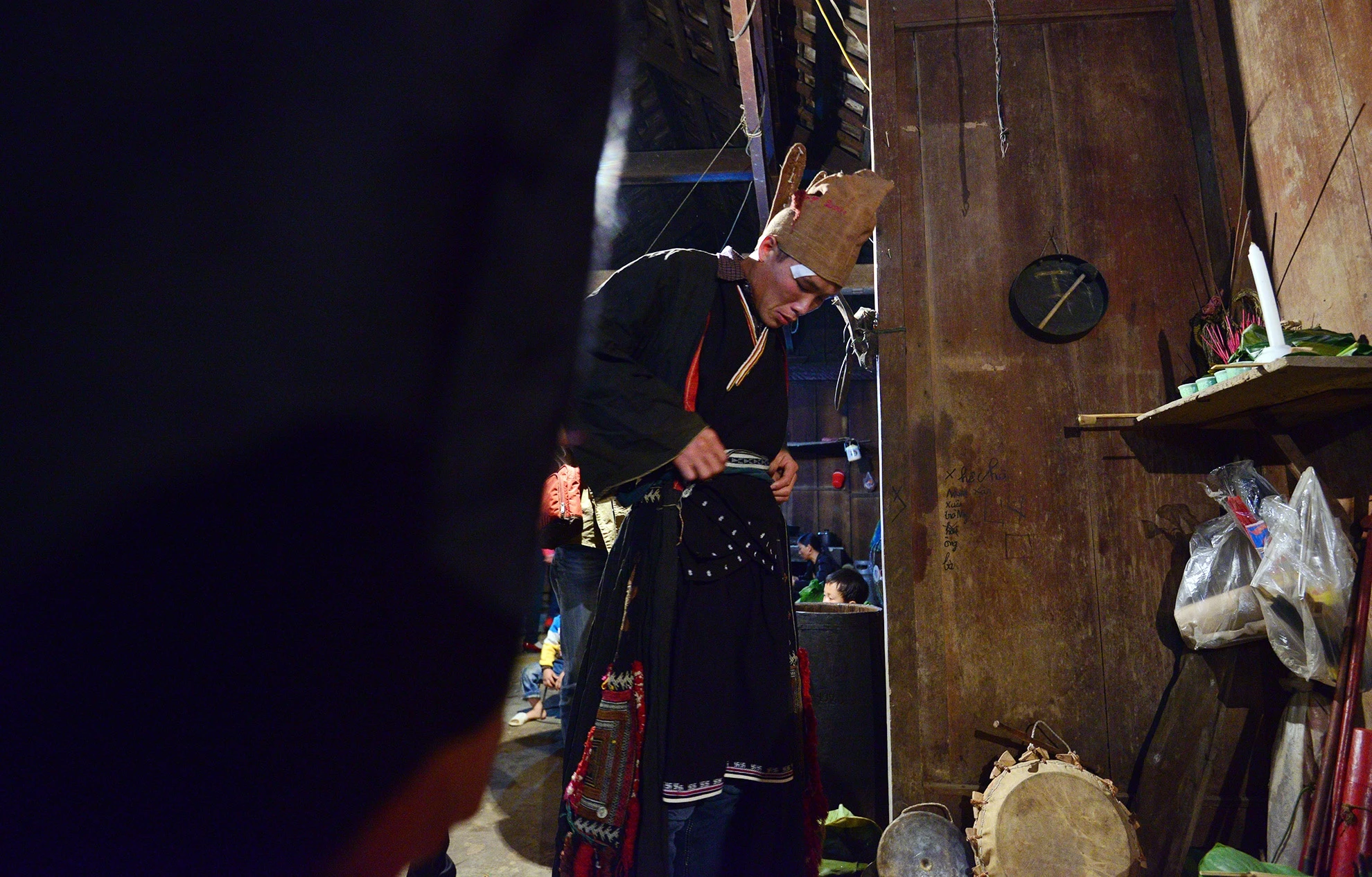 Các thầy mo chỉnh lại trang phục để làm lễ. Thầy mo làm lễ là những người đã được cấp sắc, cao tay và có uy tín trong làng.