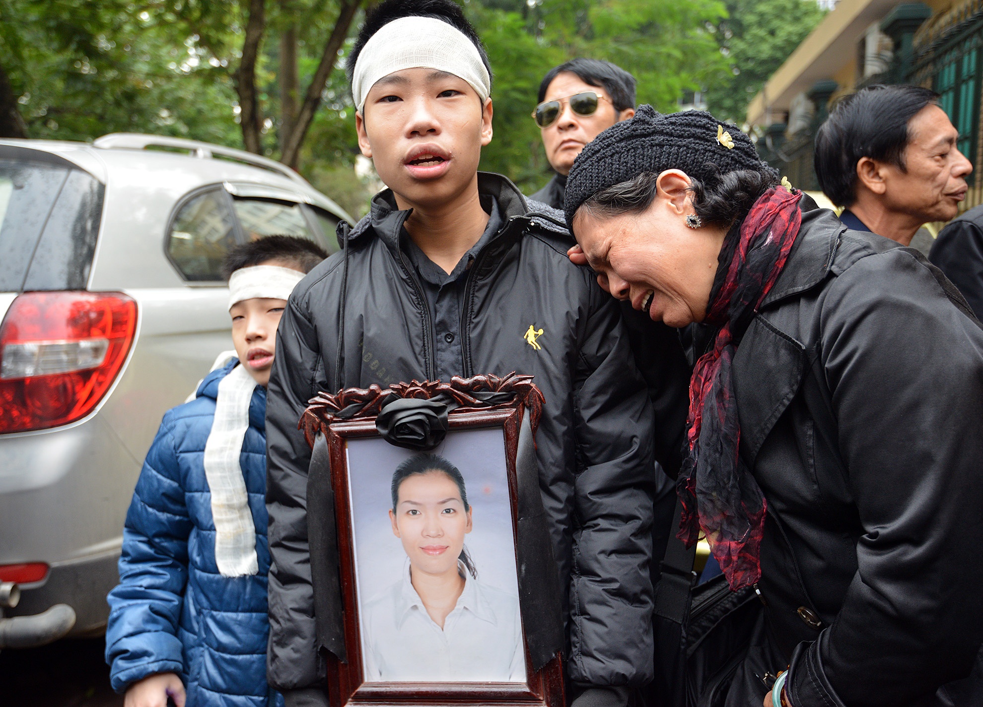 Me chi Huyen khoc nuc tren vai chau trai hinh anh