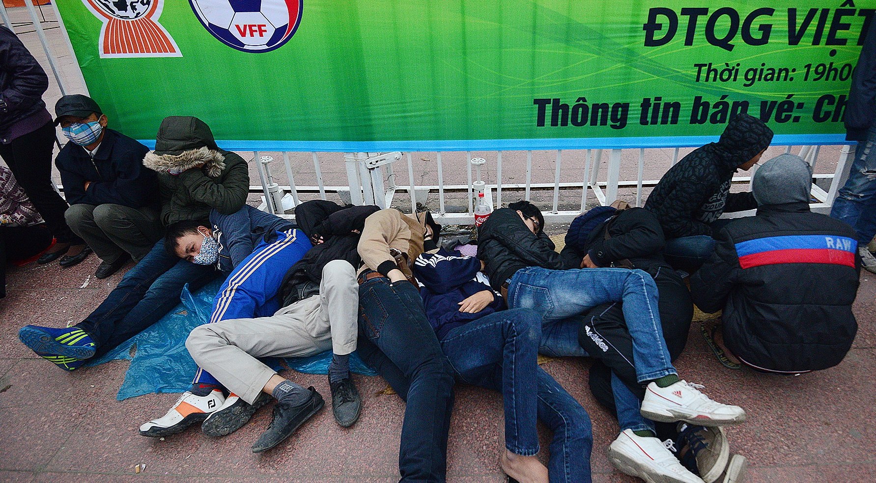 Hang nghin fan va vat trang dem mua ve AFF Cup hinh anh