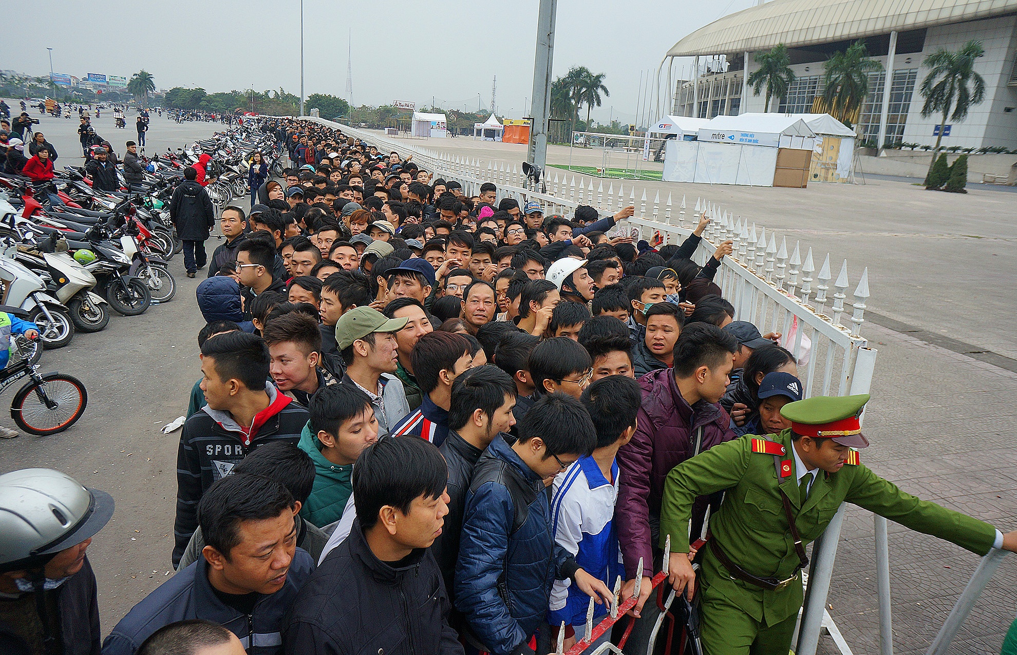 Đến 9h sáng nay, người hâm mỗ vẫn xếp hàng dài hàng trăm mét để chờ mua vé.
