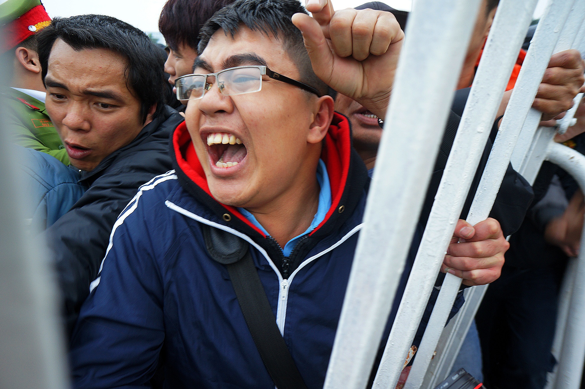 Tuy mới chỉ xếp hàng từ 6h sáng, nhưng cảnh chen chúc gần khu vực chuẩn bị bán vé đã xảy ra.