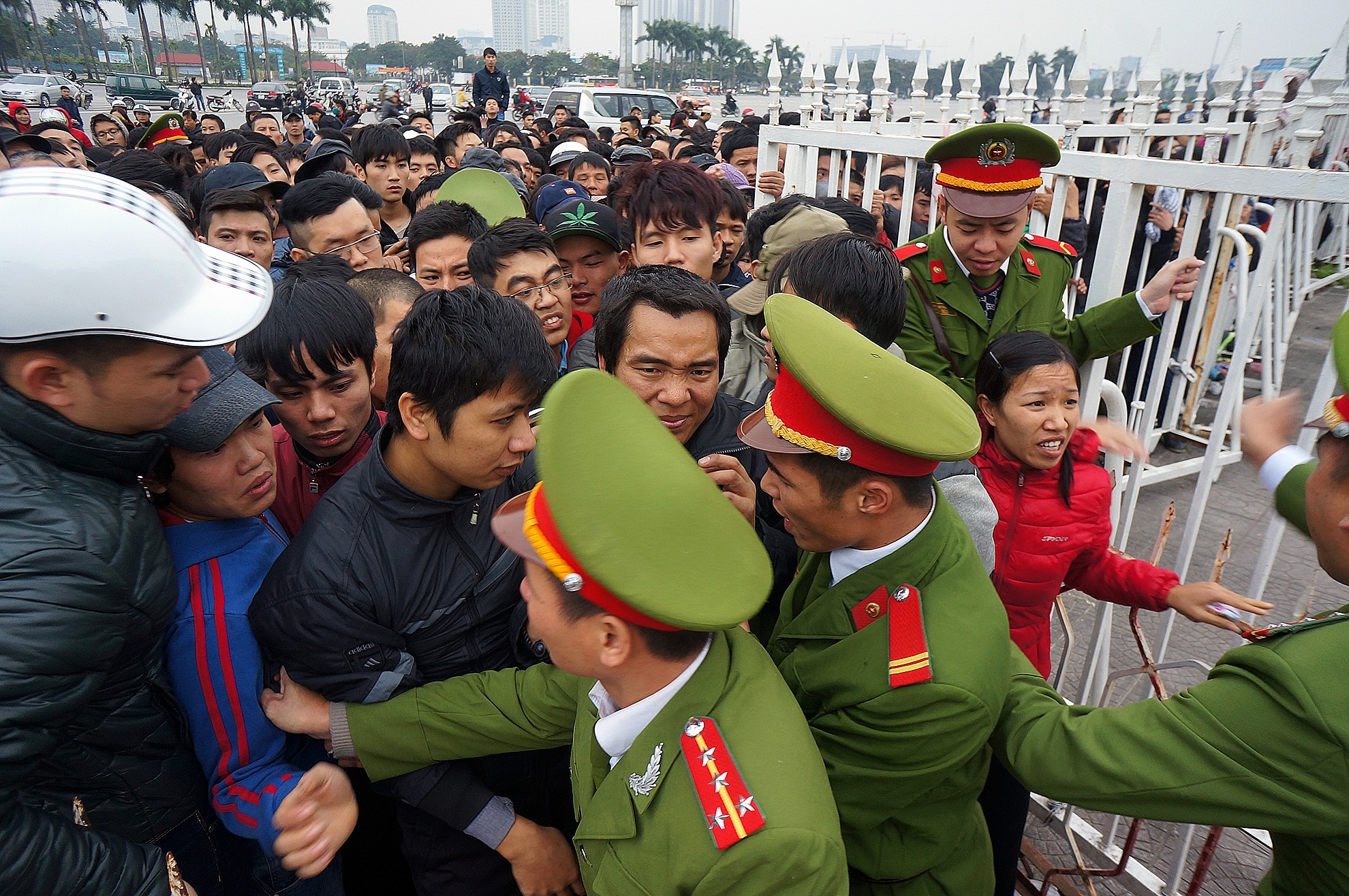 ... và tình trạng an ninh gần như không kiểm soát nổi. Cảnh sát khu vực, cơ động phải cử thêm người xuống để đảm bảo an toàn.