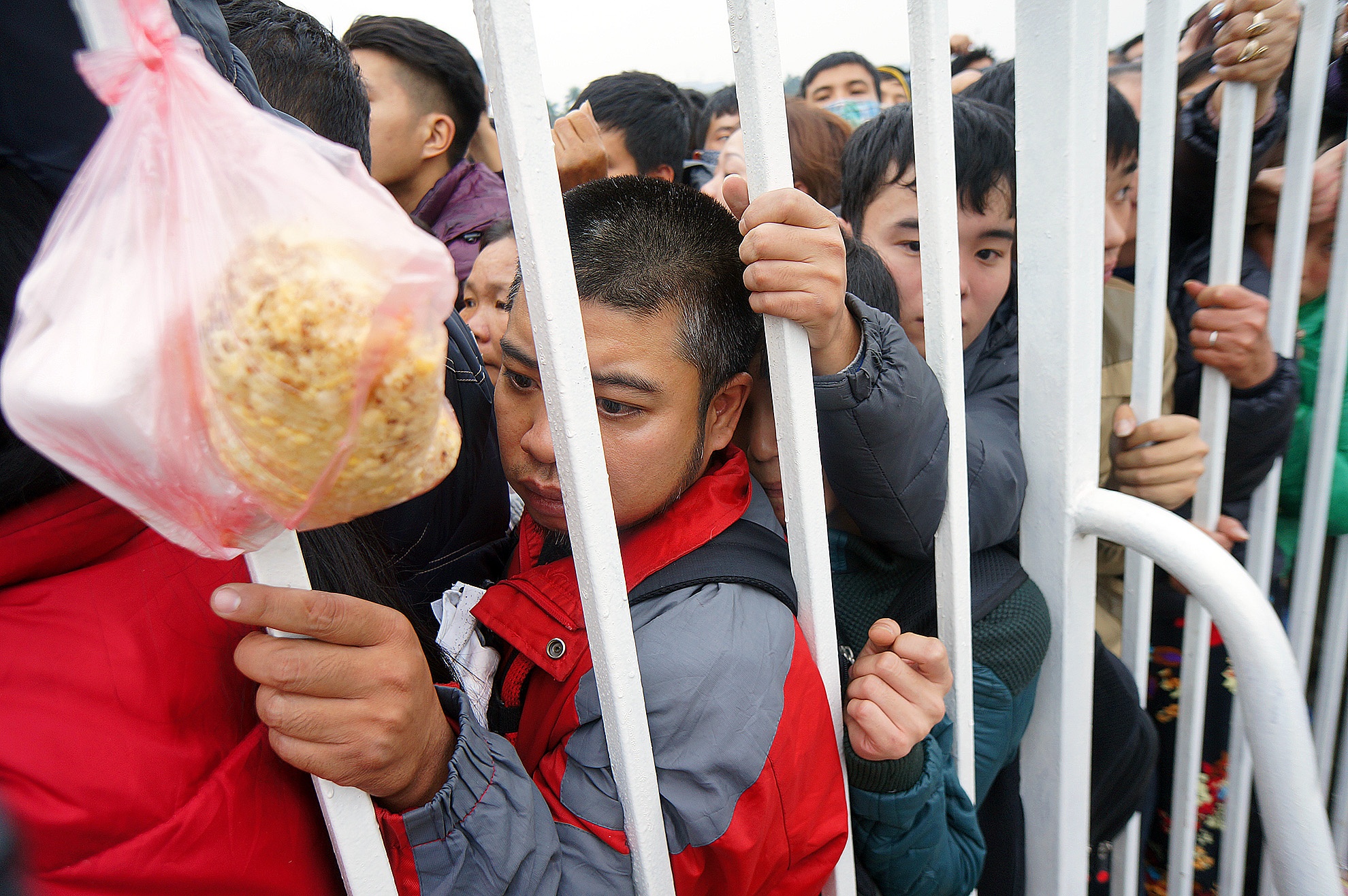 Chiếc bánh mì treo vội chưa kịp ăn.