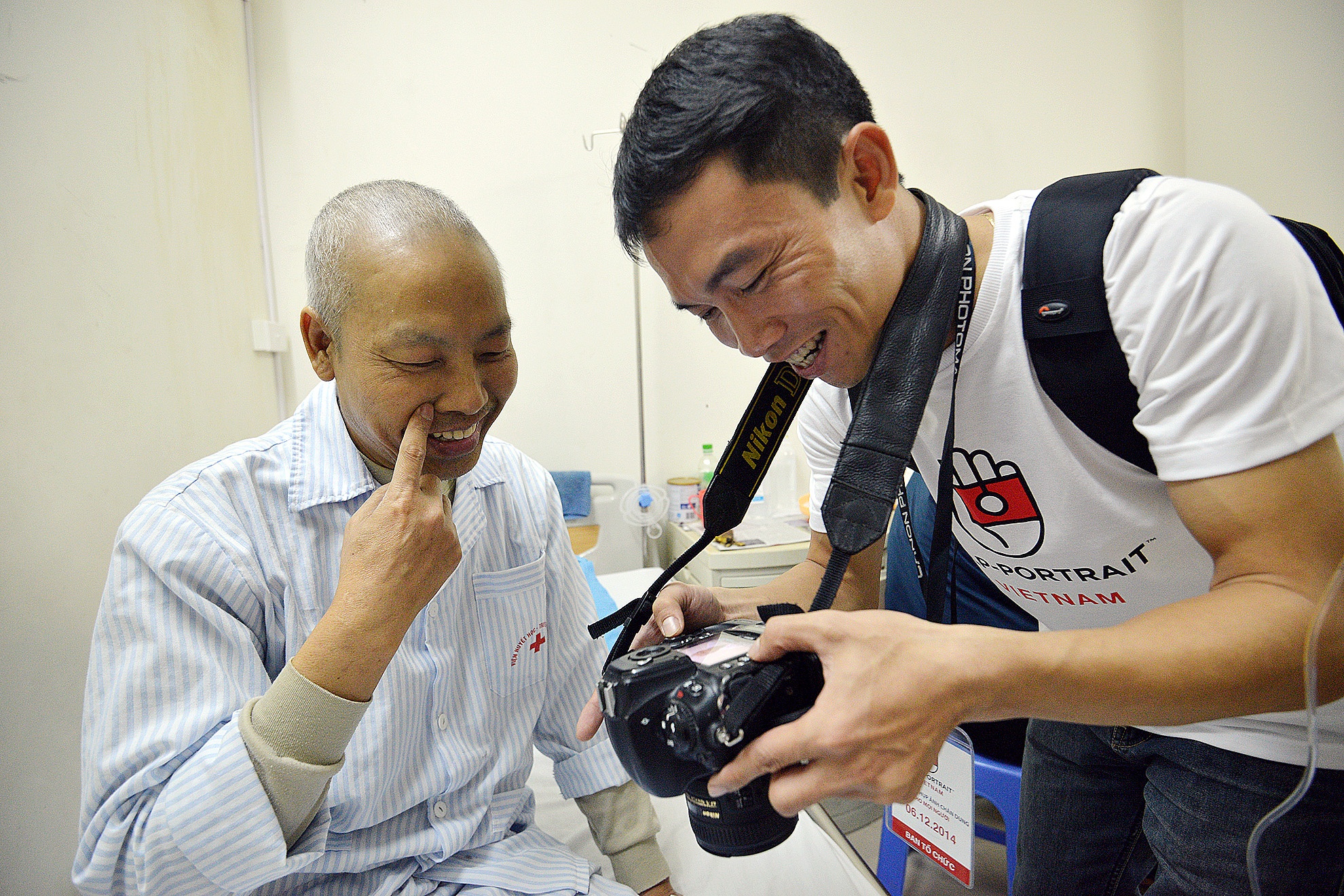 Anh Lekima Hùng, nhóm trưởng Help Portrait Hà Nội cho biết, trong ngày hôm nay tại Viện huyết học truyền máu Trung Ương, viện K Hà Đông nhóm đã chụp cho 900 người,