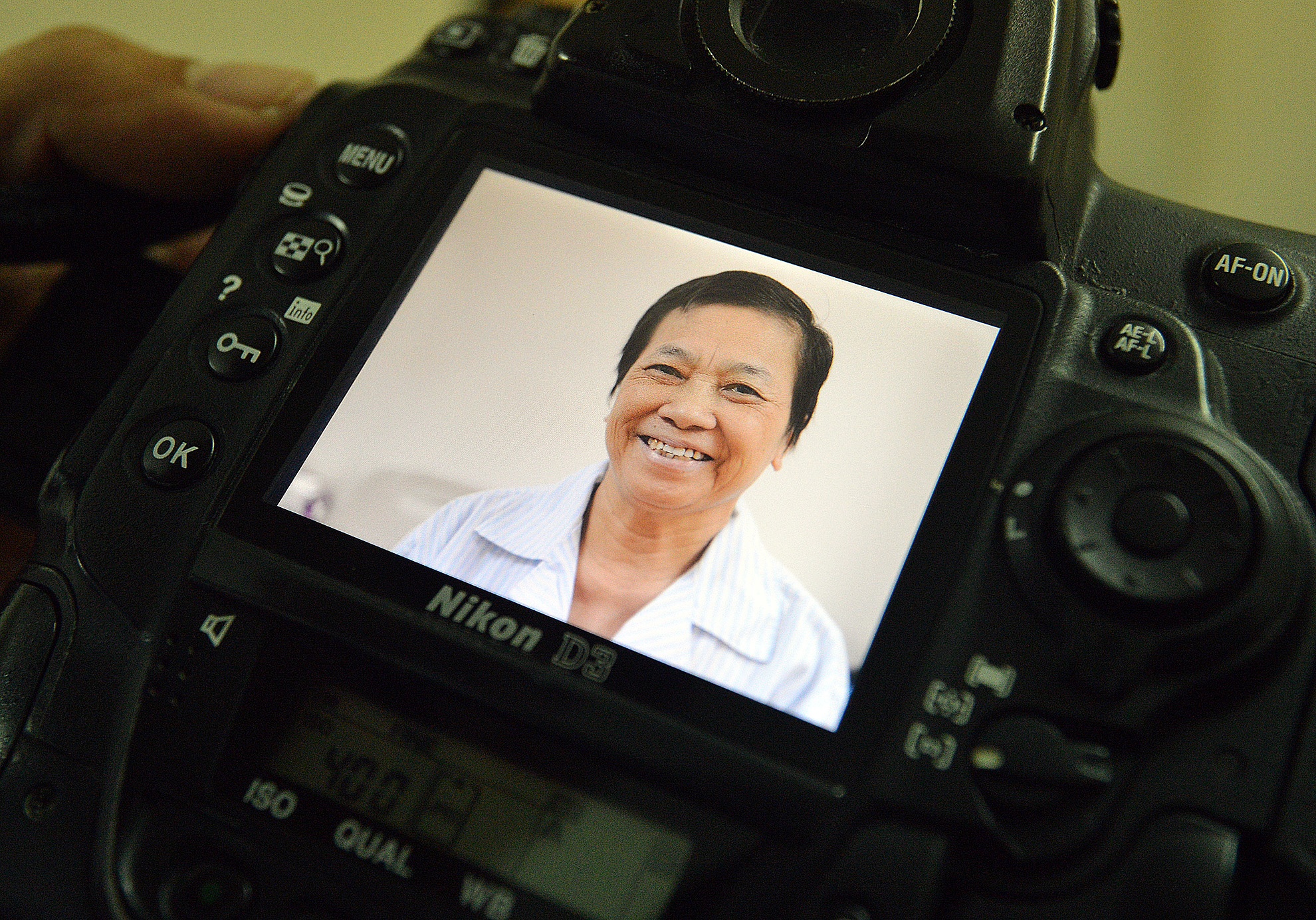  Sau khi chụp ảnh, các bệnh nhân sẽ được xem luôn trên máy, ưng ý bức nào tình nguyện viên và nhiếp ảnh gia sẽ ghi mã số để về in ảnh. 