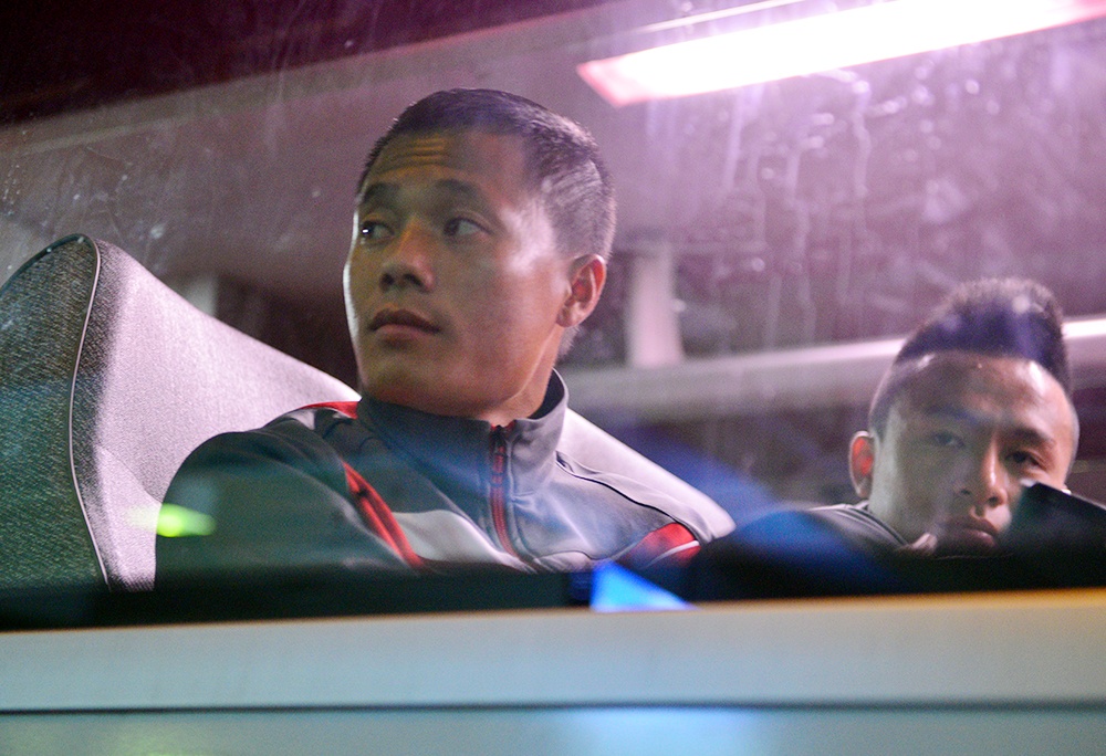 Anh lên xe vẫn ngoái nhìn xuống mọi người.