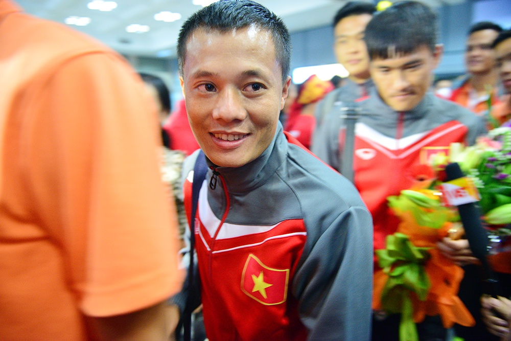 Tiền vệ nhỏ con Thành Lương bất ngờ trước sự chào đón của người hâm mộ.