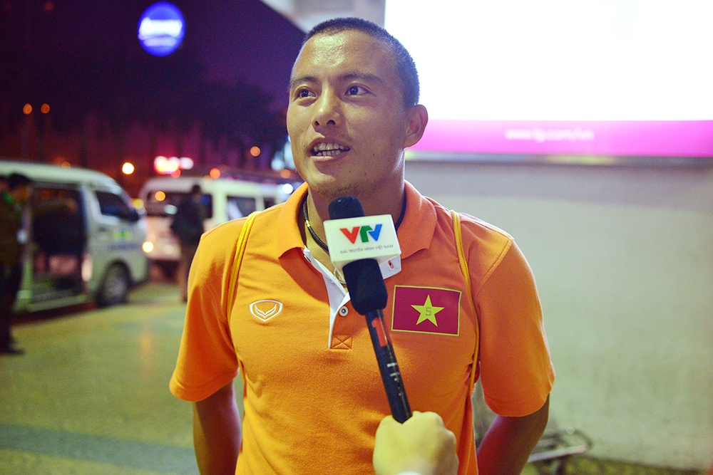 Hâuj vệ cánh trái Văn Biển.