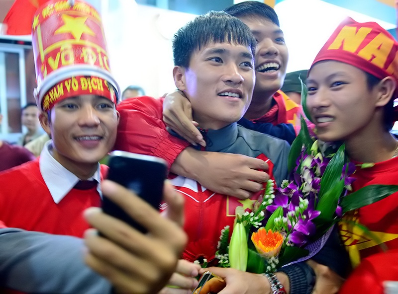 Fan cuong nhiet don Cong Vinh va dong doi o Noi Bai hinh anh