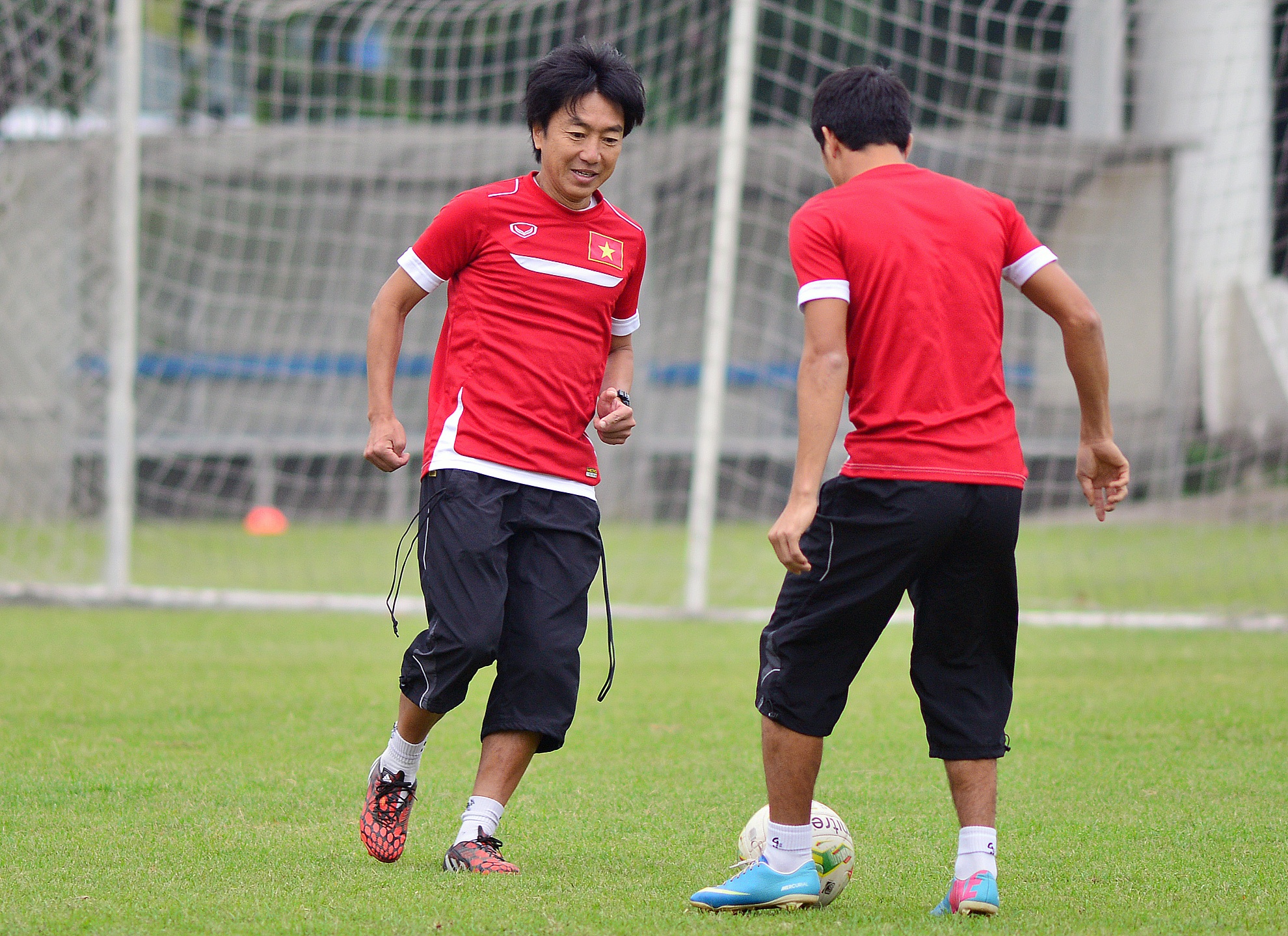NhHuấn luyện viên Miura có mặt trên sân tập rất sớm, ông tham gia vào các bài tập cùng ban huấn luyện và cầu thủ. 