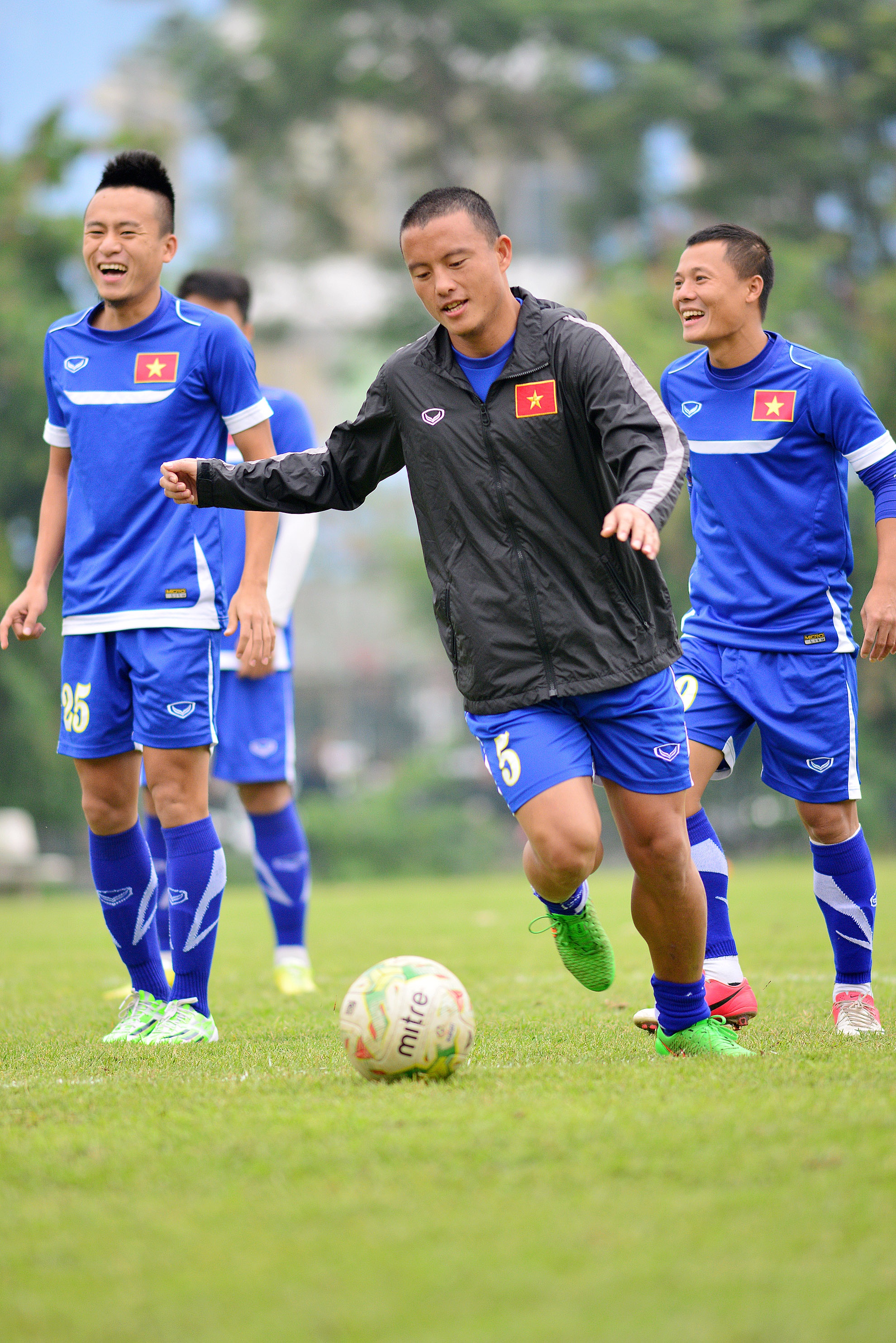 Không khí trên sân tập rộn vang tiếng cười. Các cầu thủ Văn Biển, Thành Lương, Huy Toàn.