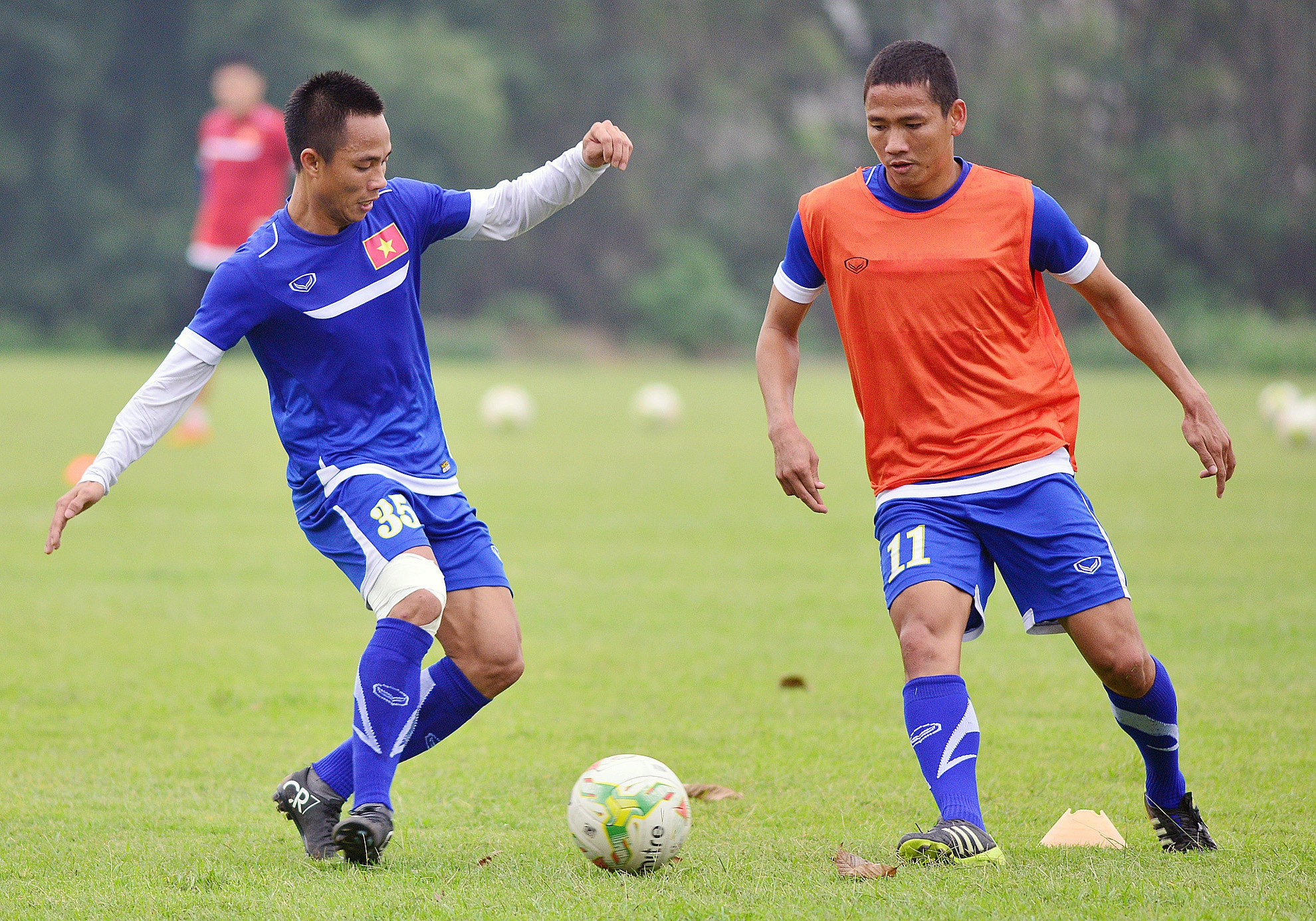  Xuân Thành và Anh Đức ở lại khá muộn để tập luyện các tình huống tranh chấp, sút xa và qua người. 