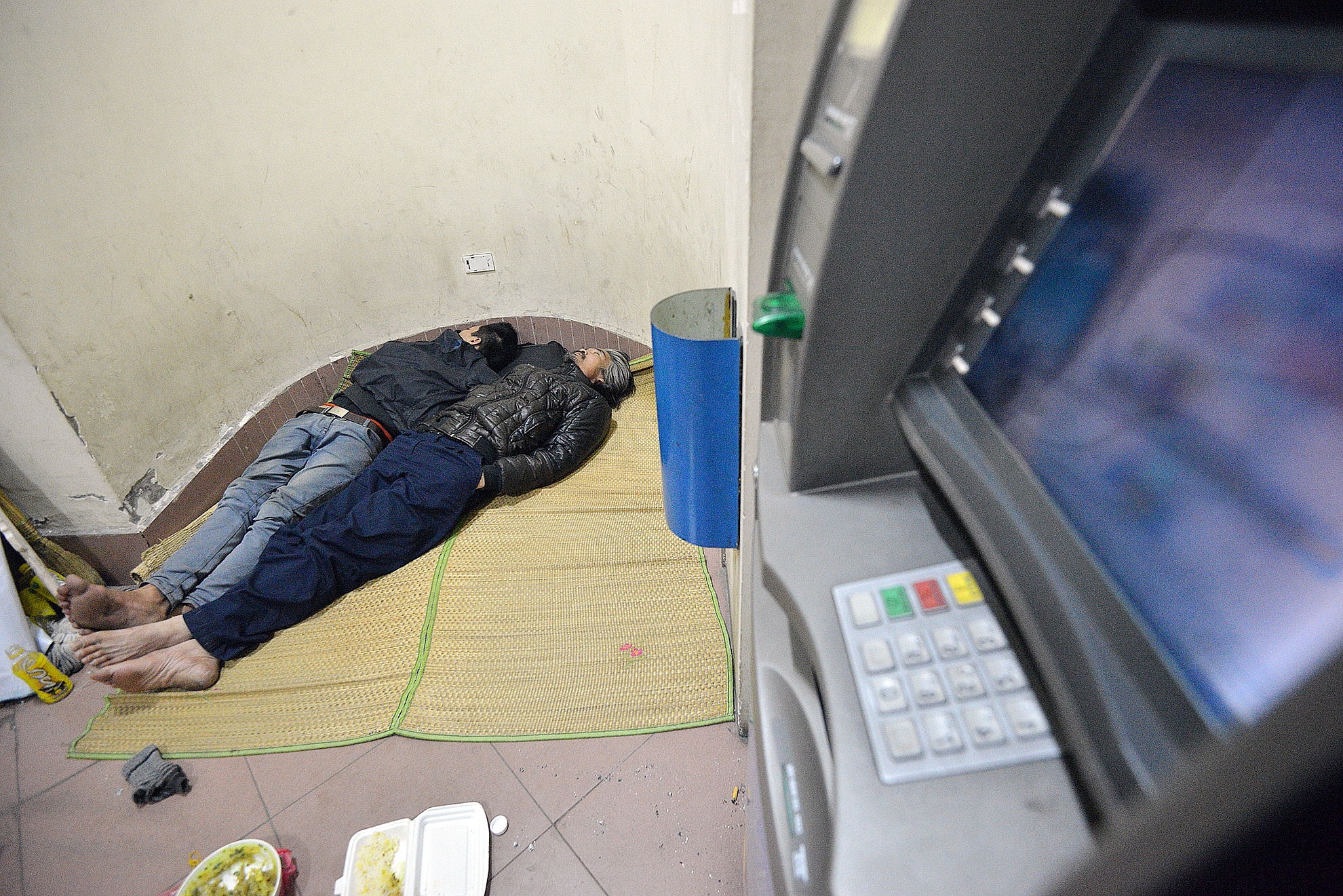 Ngu ngoi, tron ret o tram ATM giua cai ret 10 do C hinh anh