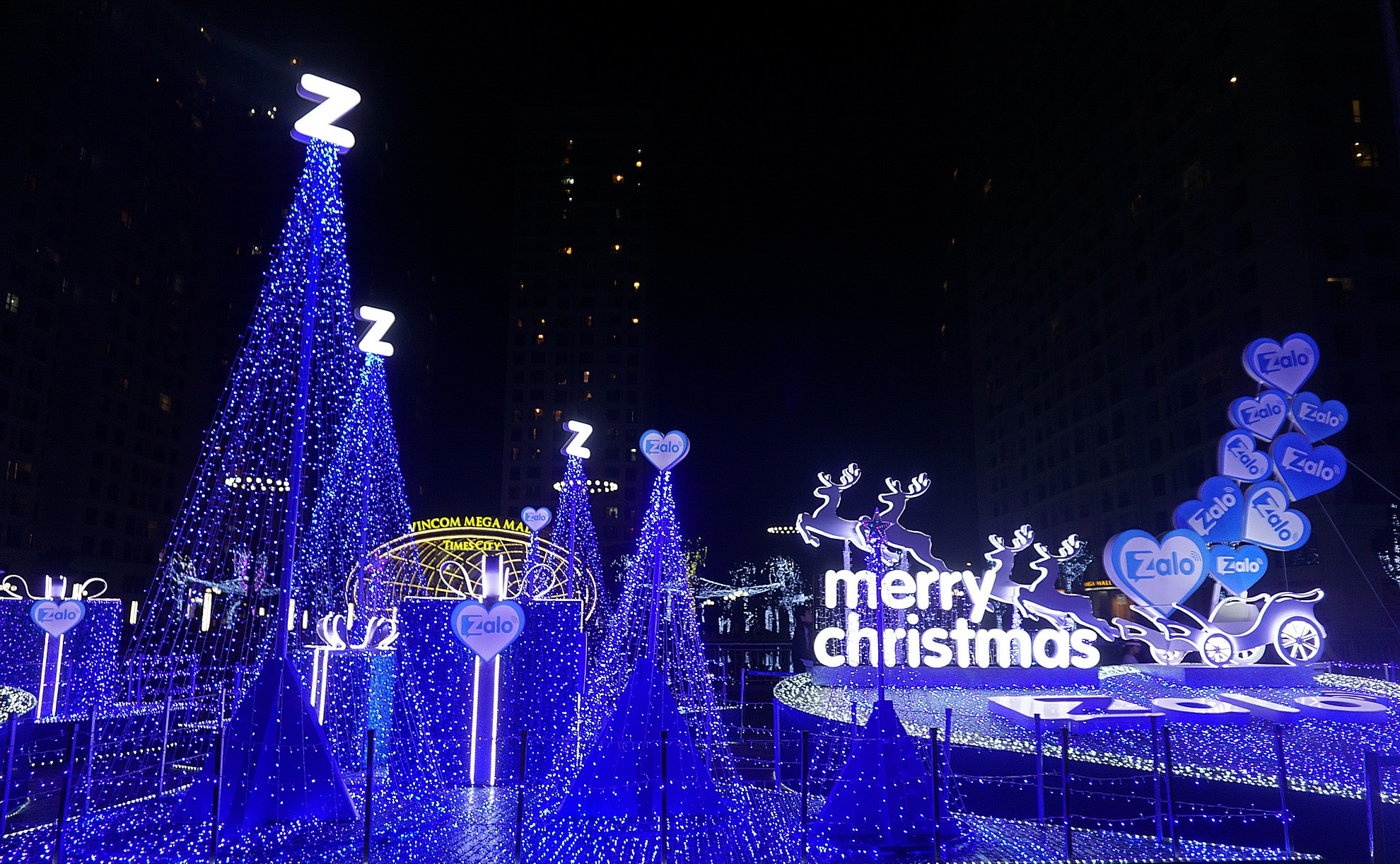 Cac trung tam thuong mai Ha Noi long lay mua Giang sinh hinh anh