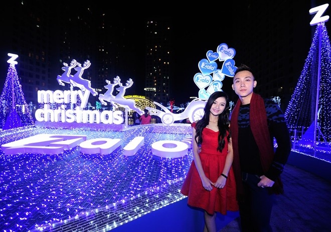 Hotboy Vuong Anh Ole don Noel som cung ban be hinh anh