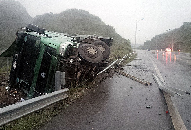 Xe tai 60 tan lat ngang tren cao toc Noi Bai - Lao Cai hinh anh