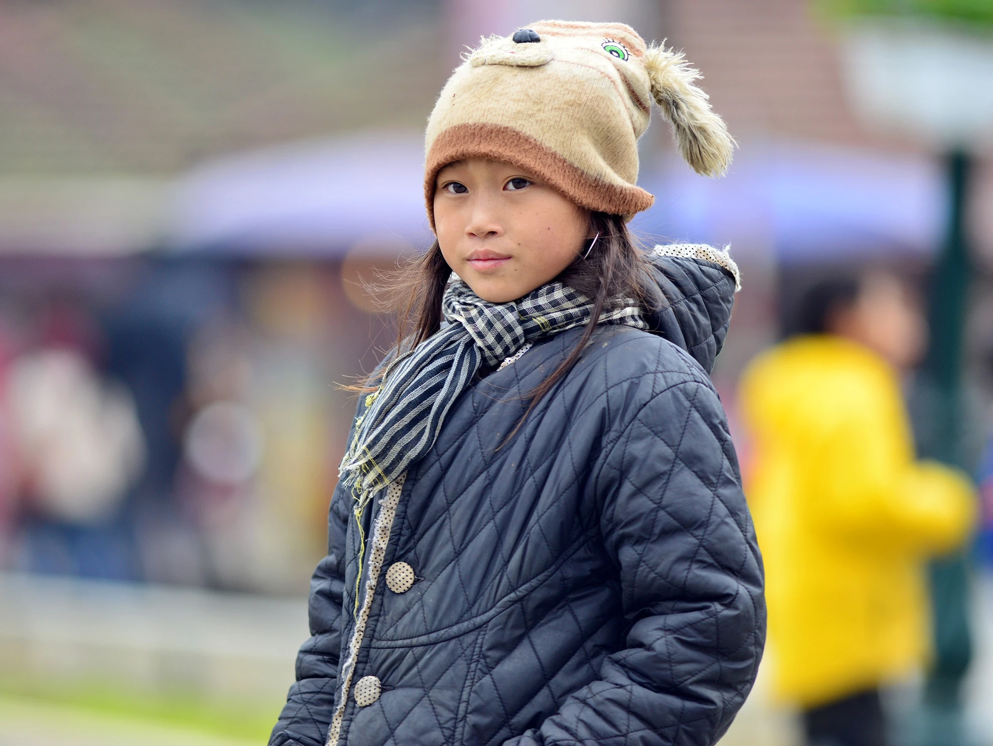 Nền nhiệt độ xuống thấp khiến người dân ở khu du lịch nổi tiếng Sapa, Lào Cai phải mặc nhiều lớp áo ra ngoài.