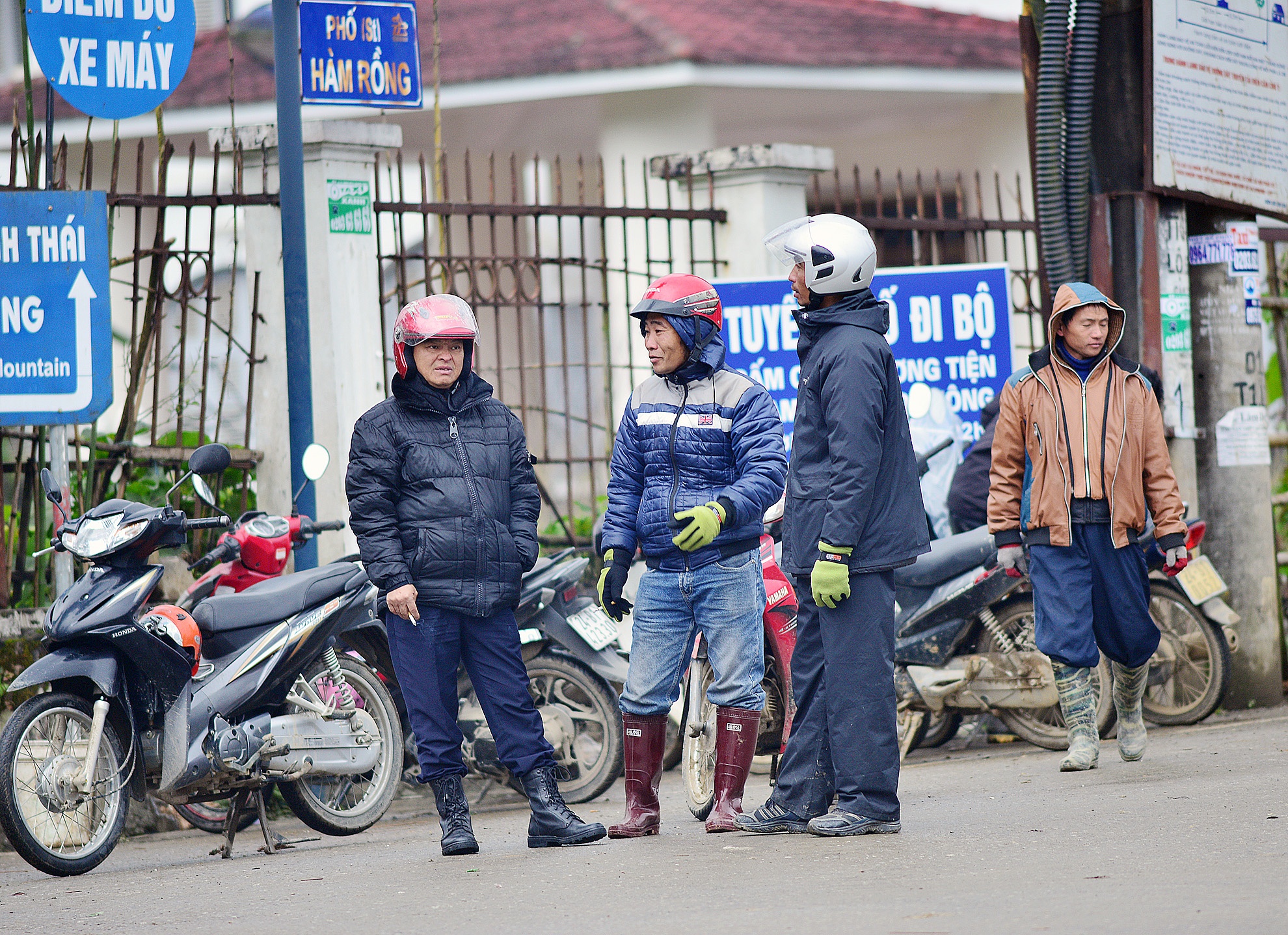 Trong khi đó cánh xe ôm đứng một góc nói chuyện.