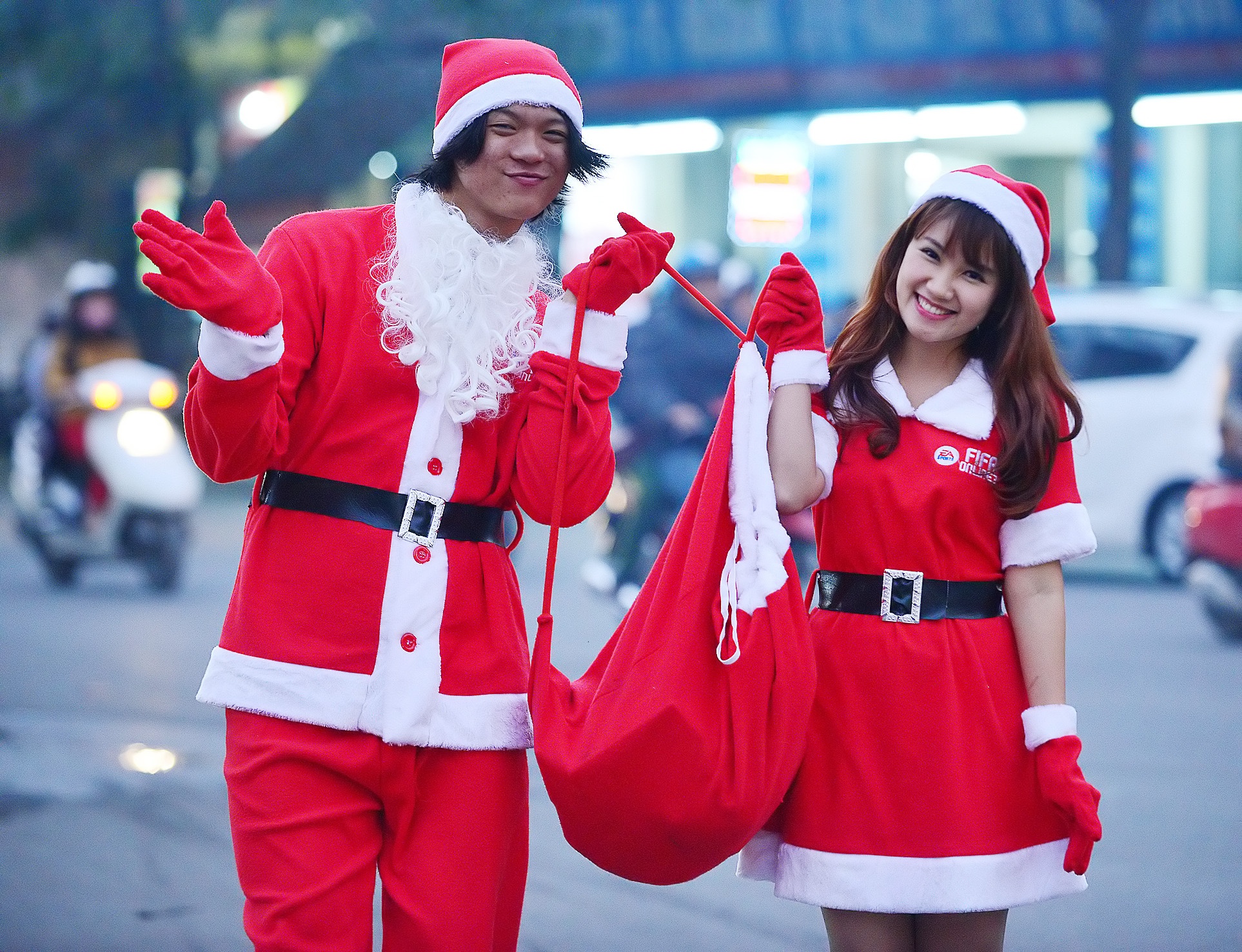 Đồng hành cùng Phương Anh đi phát quà Giáng sinh là một ông già Noel đến từ trường Cao đẳng nghệ thuật Hà Nội. 