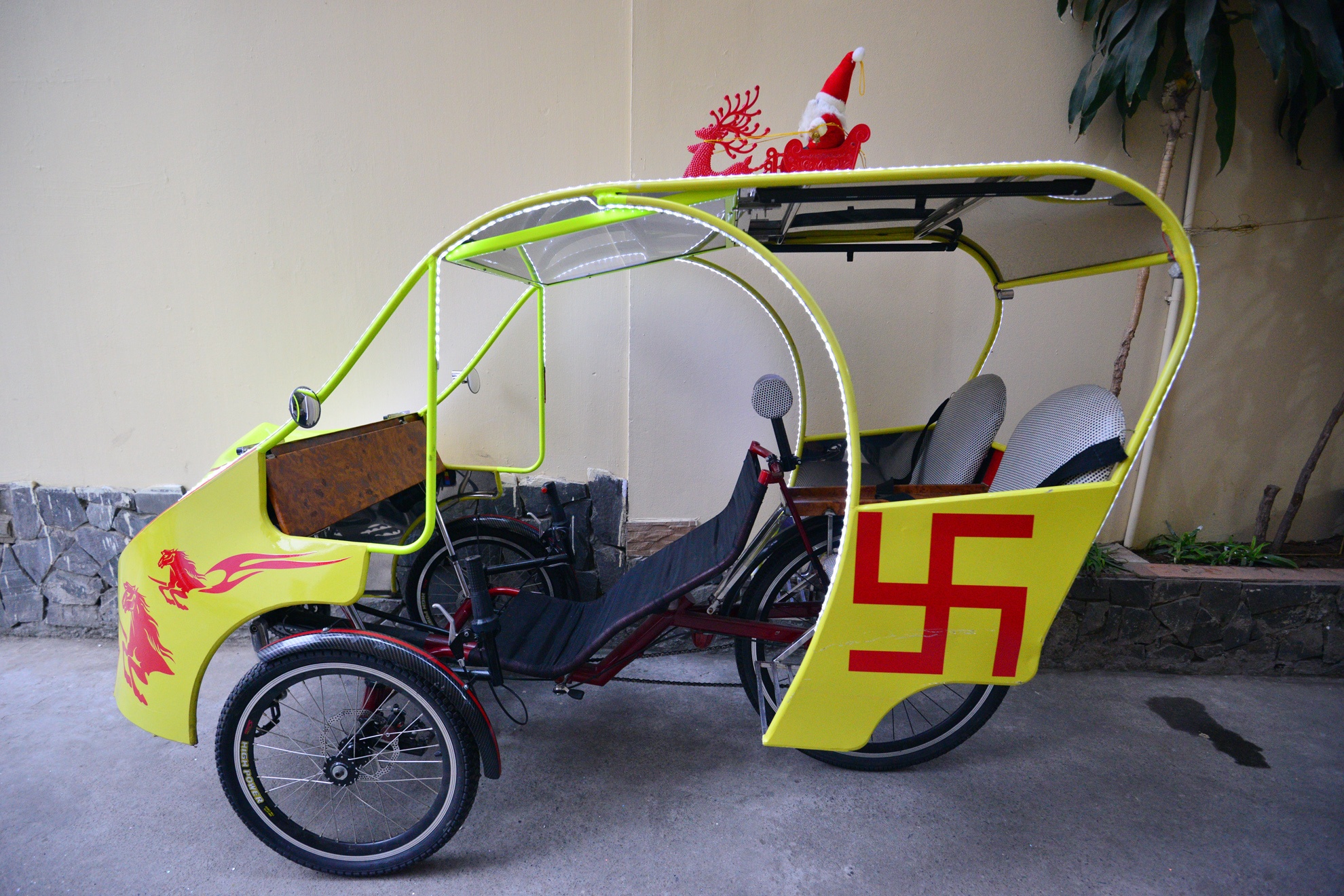 Xe dap doc la gia 40 trieu dao pho dem Noel hinh anh