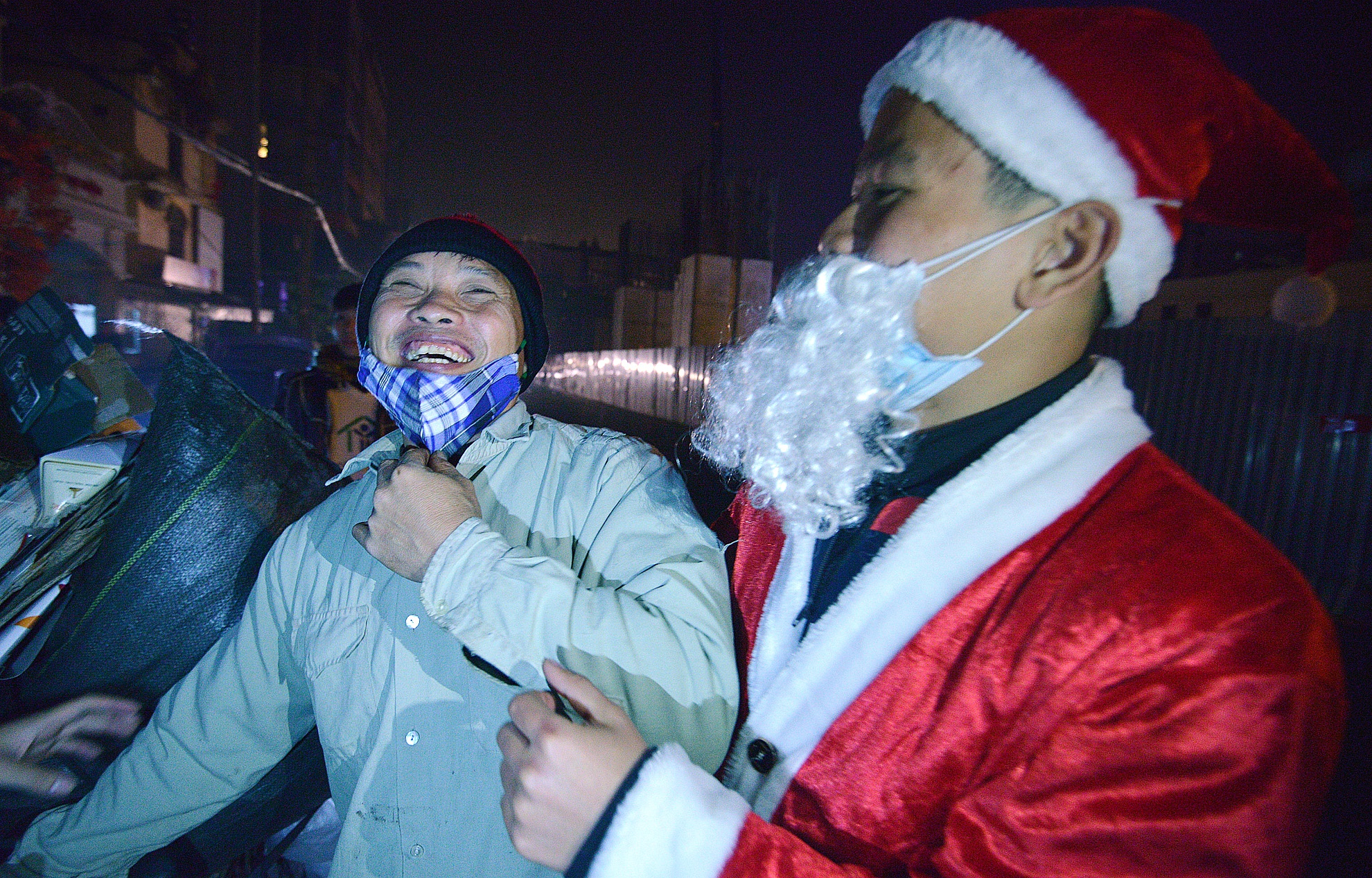 Ong gia Noel nhay mua tang qua dan lao dong trong dem Ha Noi hinh anh