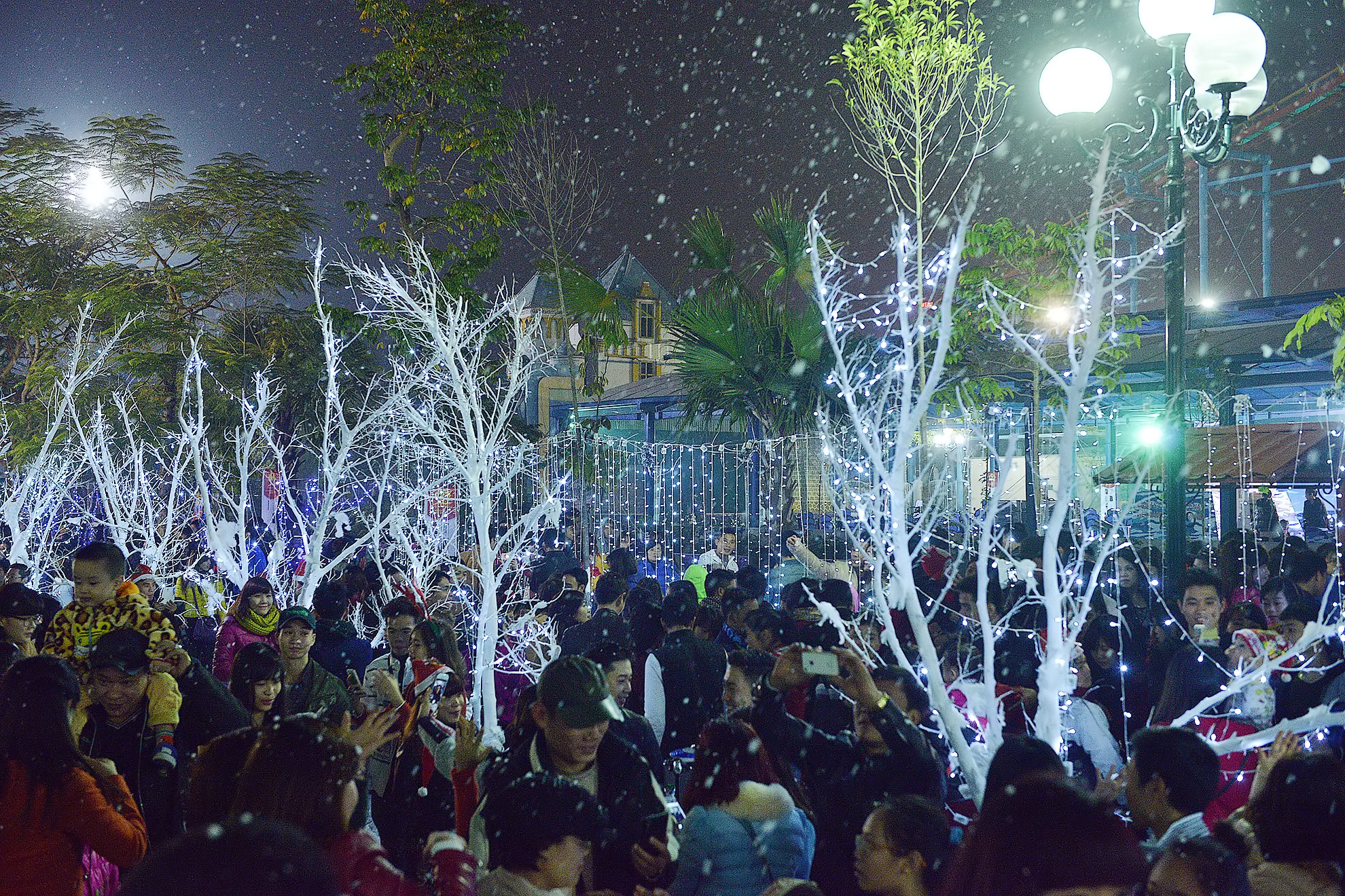 Chen lan vao choi tro choi o con duong tuyet Ha Noi hinh anh