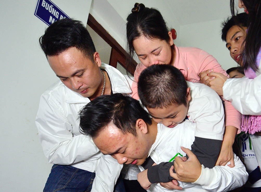 Bat khoc khi cau be thuc hien uoc mo cong me truoc khi chet hinh anh