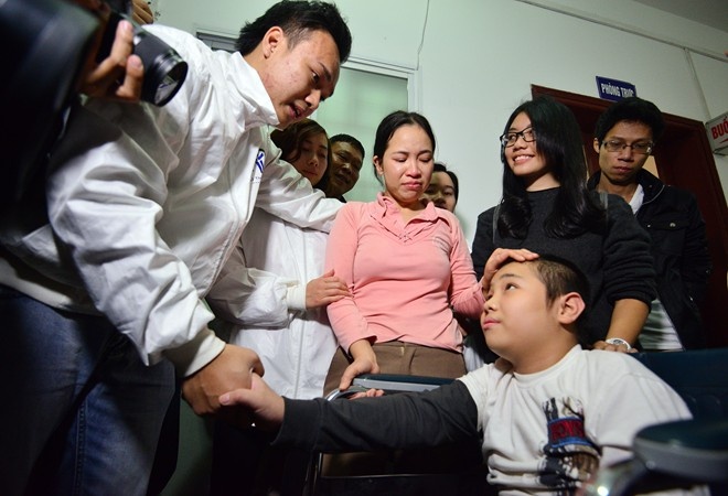 Mọi người động viên Tú vượt qua  khó khăn, và trên hết không được bi quan với căn bệnh ung thư máu. 