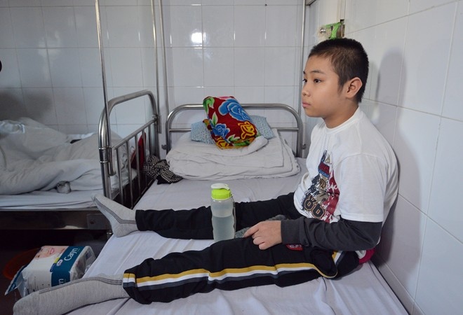 Trương Văn Tú (10 tuổi, quê Bắc Giang) bị bệnh từ bé nhưng 2 năm nay mới phát hiện ung thư máu. Thời gian đầu Tú chữa bệnh tại Viện huyết học Truyền máu Trung Ương, sau đó chuyển sang Bệnh viện Bạch Mai và nay xạ trị, truyền hóa chất tại Viện y học cổ truyền. Hiện giờ em bị liệt 2 chân, không còn đi được. Tú có ước mơ, trước khi chết được cõng mẹ một lần.