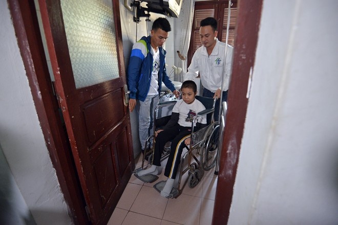 Cậu bé 10 tuổi rất bất ngờ khi được nhóm tổ chức sinh nhật. Do Tú không đi được, nên nhóm phải dùng xe đẩy để đưa em đến một căn phòng mà nhóm đã bí mật chuẩn bị từ trước. 