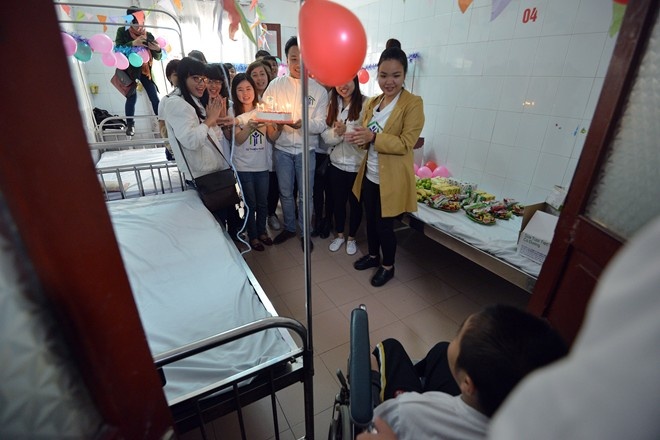 Đông thành viên nhóm từ thiện và các bệnh nhân của Viện Y học cổ truyền chứng kiến hình ảnh xúc động này. Trung, chủ tịch hội cho biết: 