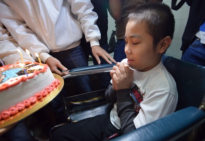 Đây là lần đầu tiên cậu bé tuổi được tổ chức sinh nhật. Cậu thổ lộ, bây giờ chỉ mong ước cho bố mẹ và người thân cho gia đình gặp thật nhiều may mắn. Tú hiểu rõ căn bệnh mình đang mang trên người, nhưng em vẫn rất lạc quan.