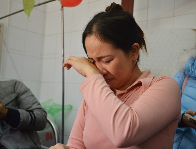 Chị Phạm Thị Nhung, mẹ của Tú không giấu được xúc động khi được mọi người tổ chức sinh nhật cho con mình. Chị cho biết, Tú rất ngoan và học giỏi. Em không đi được nên đã nghỉ học gần 3 năm nay.