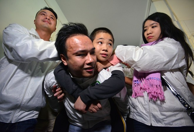 Tú rất vui khi được mọi người giúp đỡ và quan tâm. Cậu bé 10 tuổi không hề tỏ ra sợ hãi. 