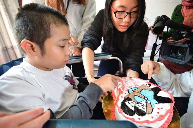 Mọi người động viên Tú vượt qua  khó khăn, và trên hết không được bi quan với căn bệnh ung thư máu. 