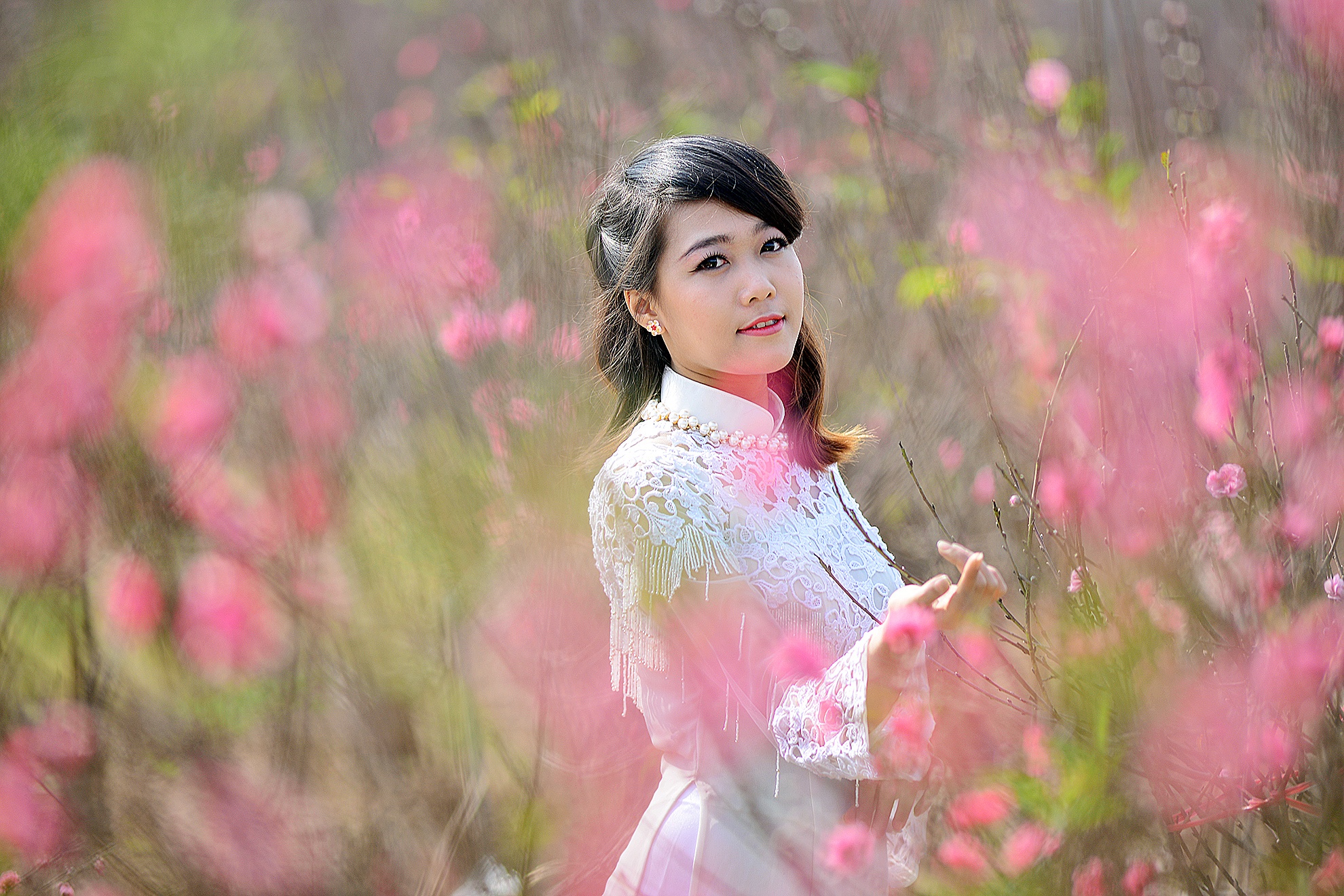 Gioi tre Ha thanh du xuan tai vuon dao Nhat Tan moi no hinh anh