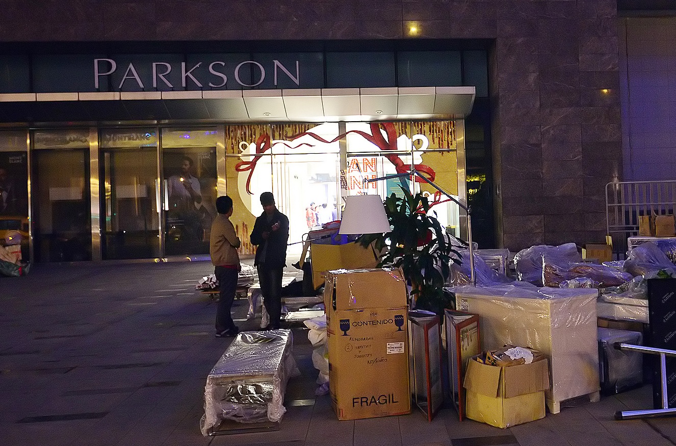 Parkson dot ngot dong cua, cac quay hang chuyen do trong dem hinh anh