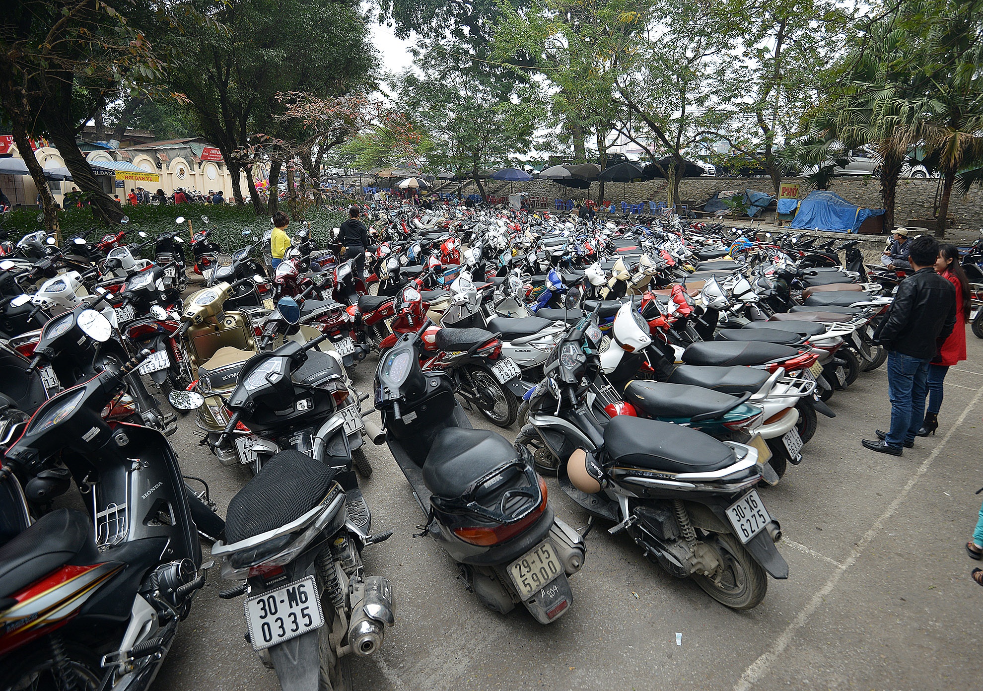 Các bãi gửi xe tại công viên Thủ Lệ, Royal City, hồ Hoàn Kiếm... luôn quá tải những ngày này.