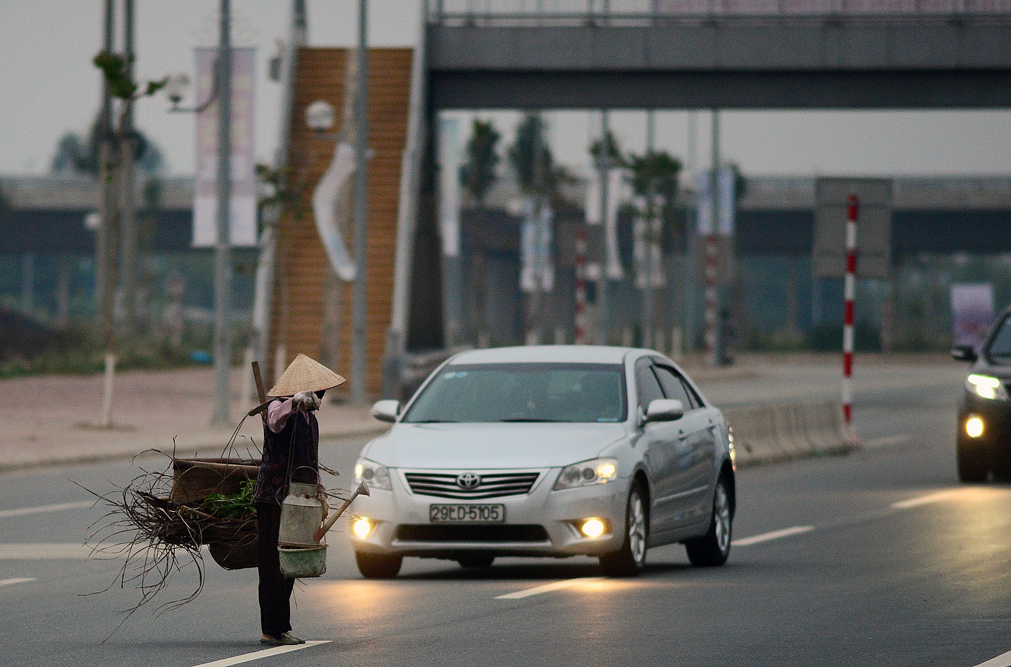 Đại lộ Võ Nguyên Giáp thiết kế tuyến đường gom dành cho xe thô sơ, nhưng nhiều người vẫn đạp xe trong làn đường dành cho xe ô tô.