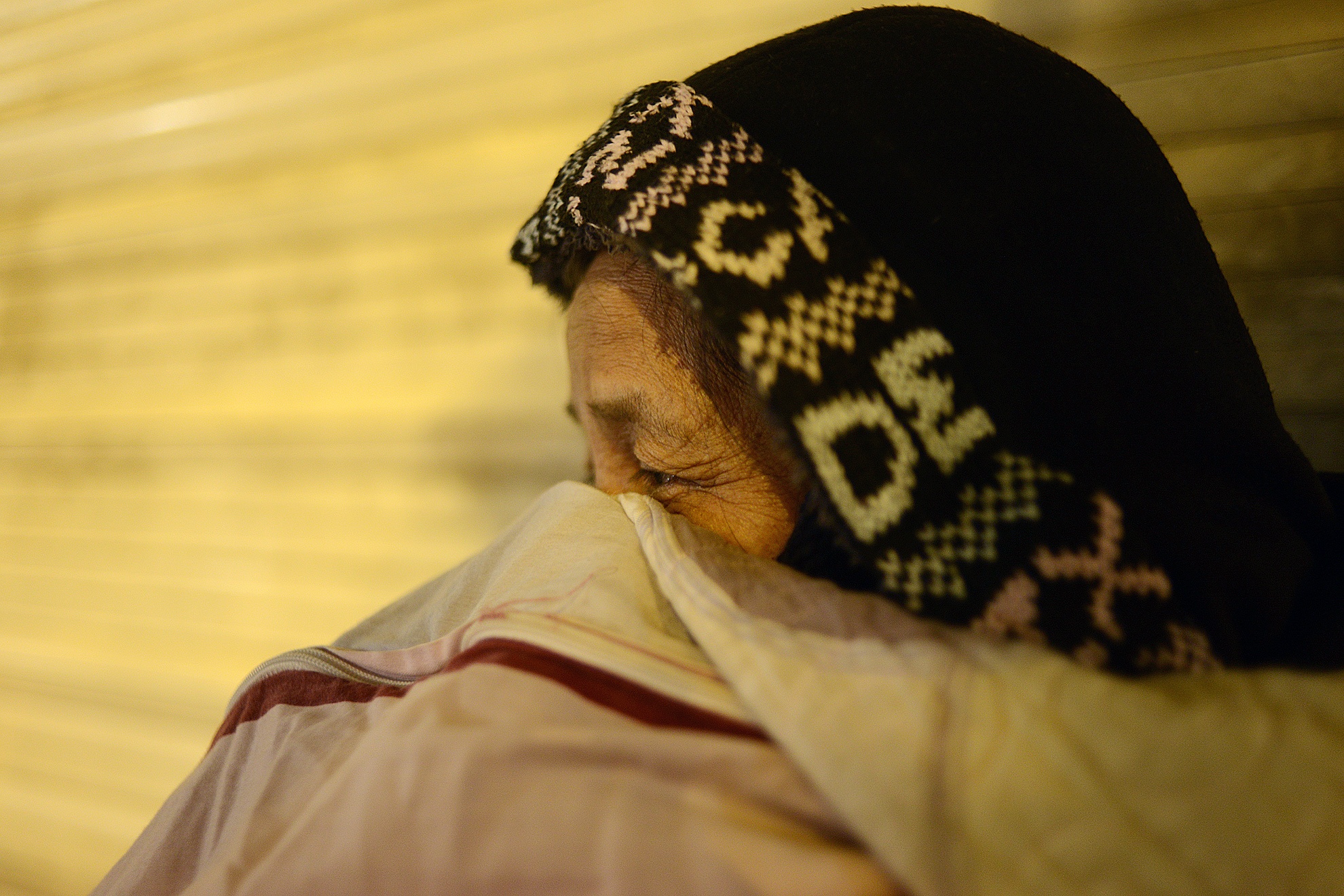 Nguoi lao dong co minh ngu tren pho trong dem gia ret hinh anh