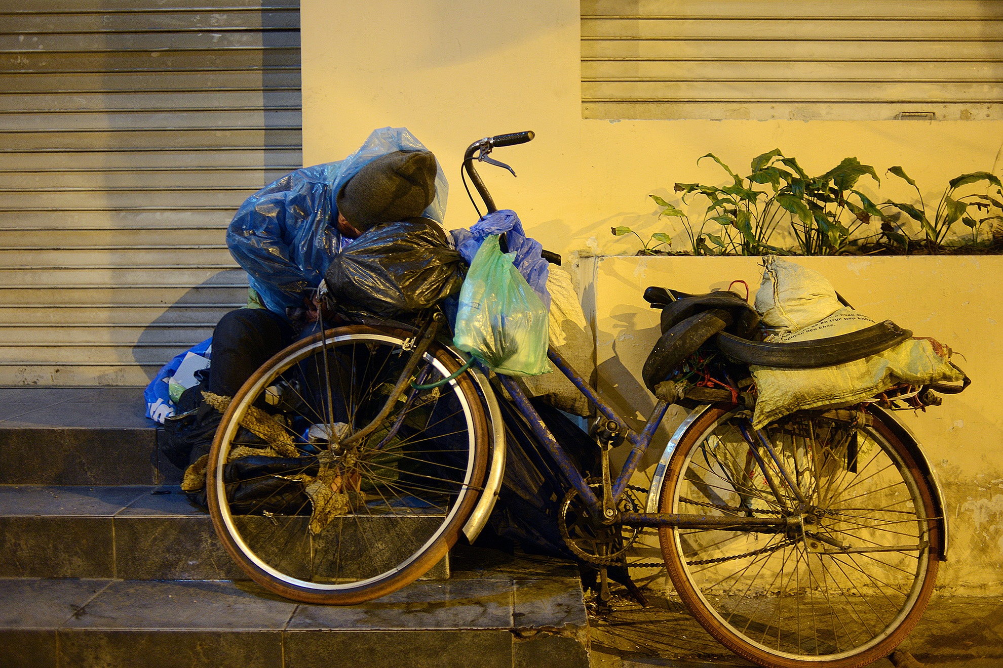 Nguoi vo gia cu mac ao mua ngu via he trong dem gia hinh anh