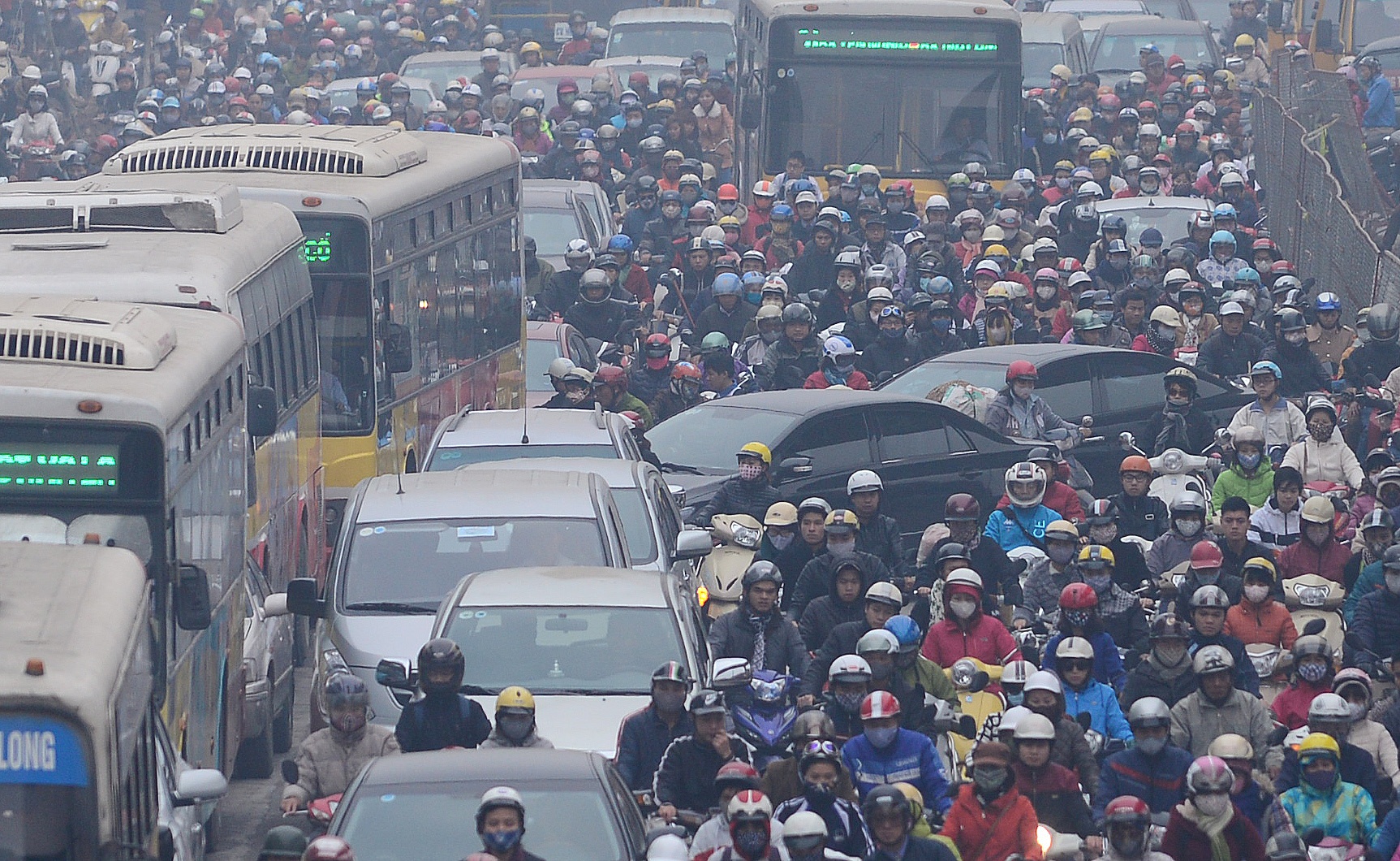 Bien nguoi chon chan o nga tu khon kho nhat Ha Noi hinh anh