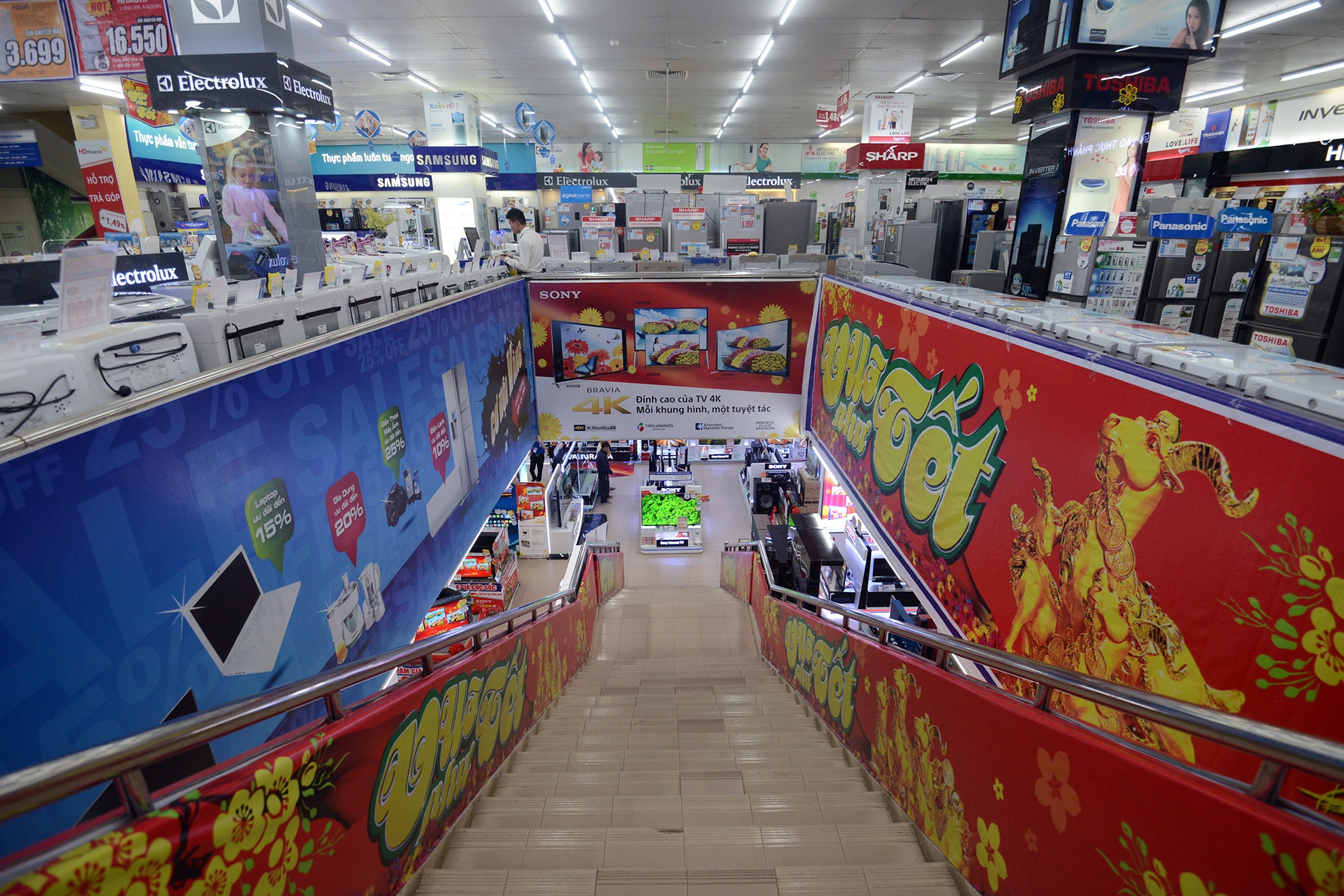 Khuyen mai o at, sieu thi dien may van vang khach giap Tet hinh anh