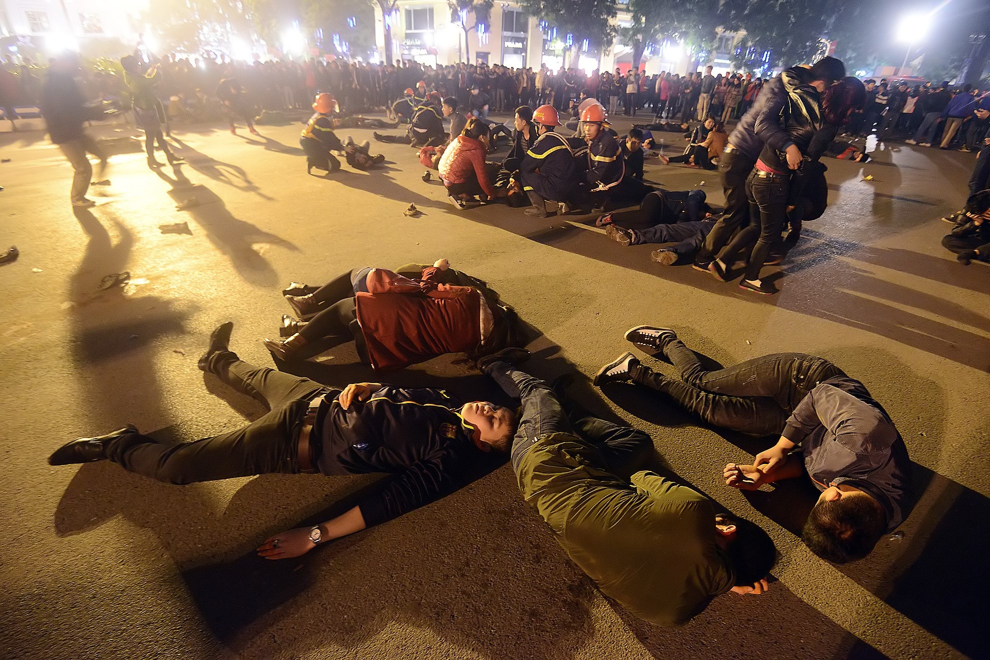 Tinh huong gia dinh hang nghin nguoi giam dap len nhau hinh anh