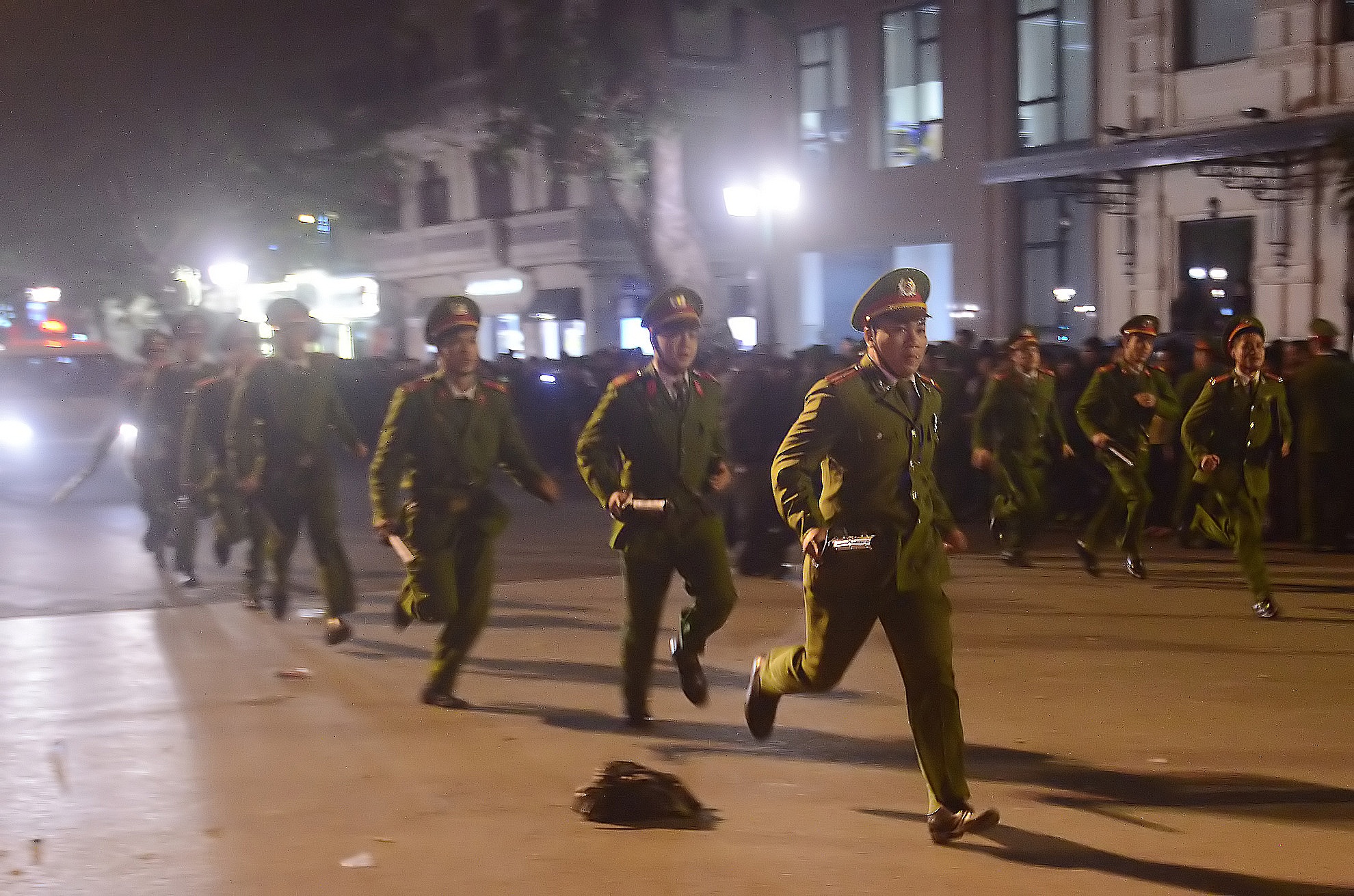 Ngay sau khi sự cố xảy ra, lực lượng chức năng gồm Quân đội, Công an, dân quân tự về, bảo vệ dân phố nhanh chóng có mặt triển khai phương án xử lý tình huống khẩn cấp. Lực lượng Cảnh sát phòng cháy chữa cháy khẩn trương dập tắt đám cháy. Lực lượng cứu hộ, cứu nạn, các y, bác sỹ, nhanh chóng có mặt tại hiện trường, di chuyển đến nơi có người bị nạn, sơ tán người bị thương ra khỏi khu vực nguy hiểm. Ngay sau đó, lực lượng Công an Thành phố Hà Nội đã tiến hành phong tỏa hiện trường, khám nghiệm, lấy lời khai, xác định nguyên nhân của vụ việc. 