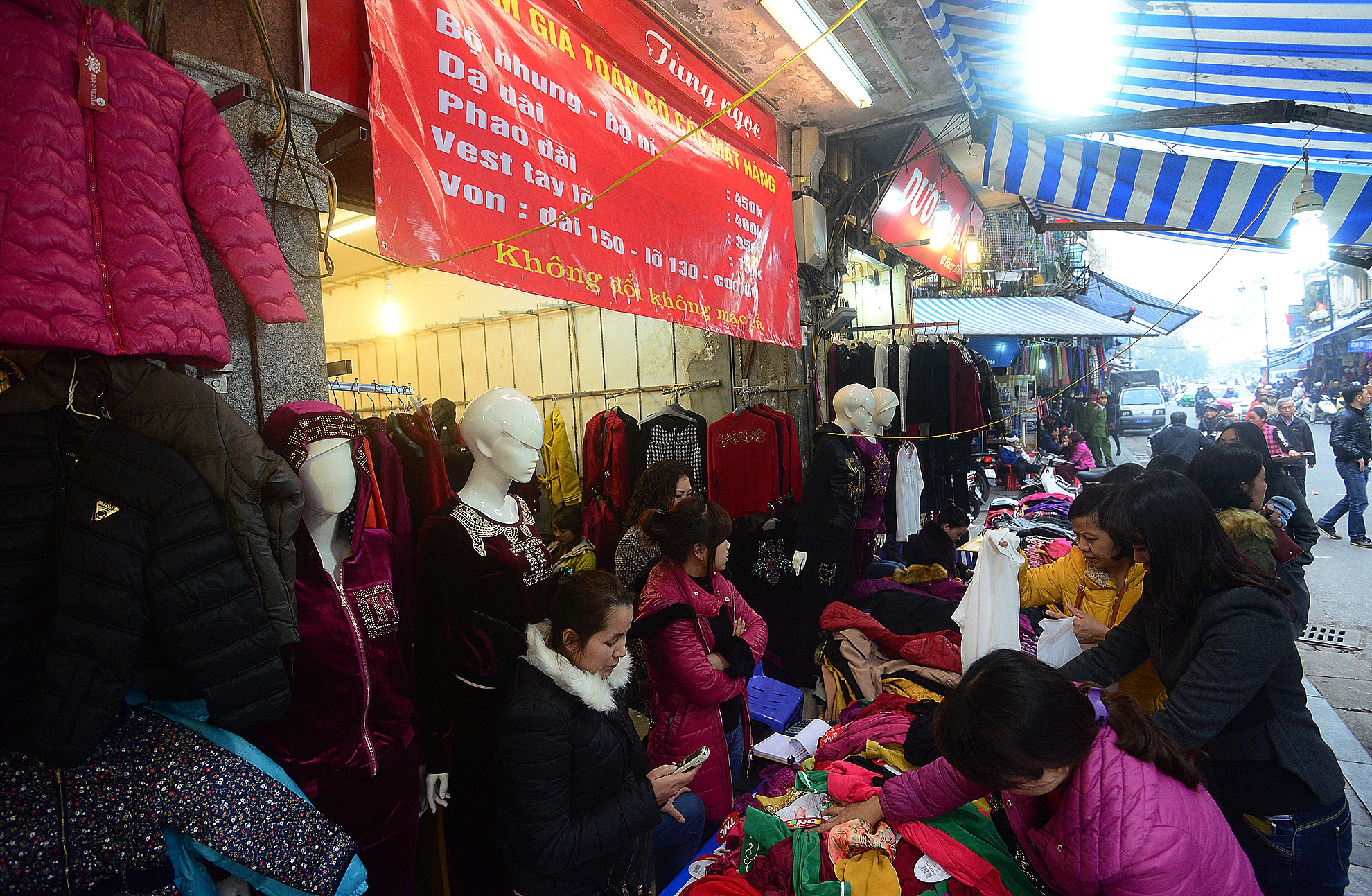 Quan ao via he dat khach ngay can Tet hinh anh