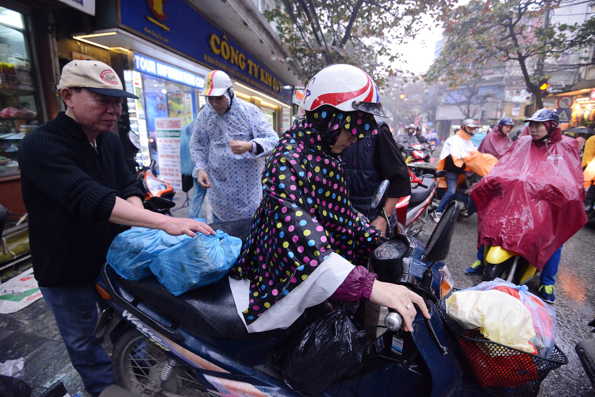 Mac ao mua xep hang mua gio cha an Tet hinh anh