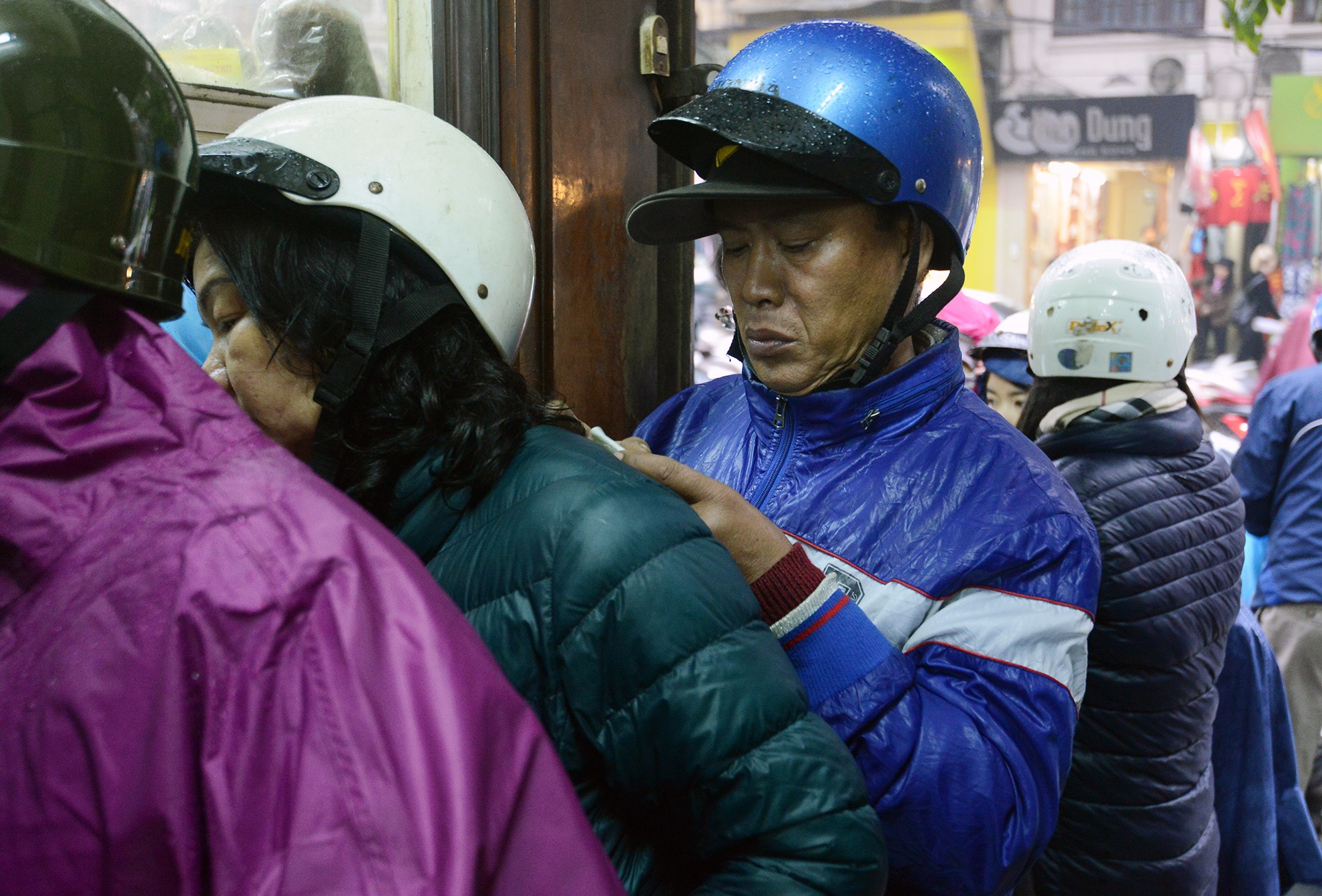 Doi mua xep hang mua banh chung, gio noi tieng Ha thanh hinh anh